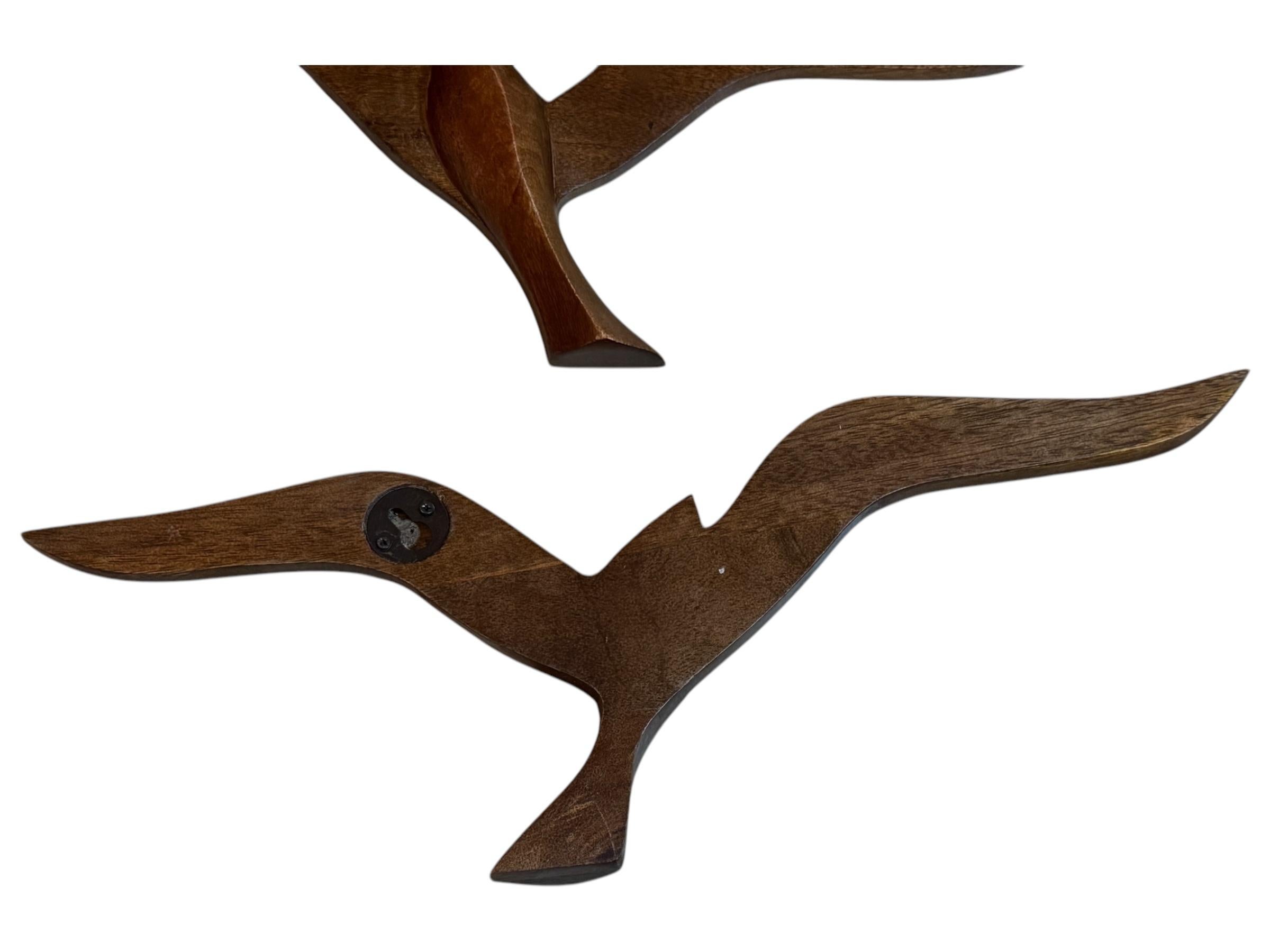 Vier fliegende Schwalben, Vögel, Holz, Mid-Century-Wandschmuck, Vintage, 1960er Jahre (Mitte des 20. Jahrhunderts) im Angebot
