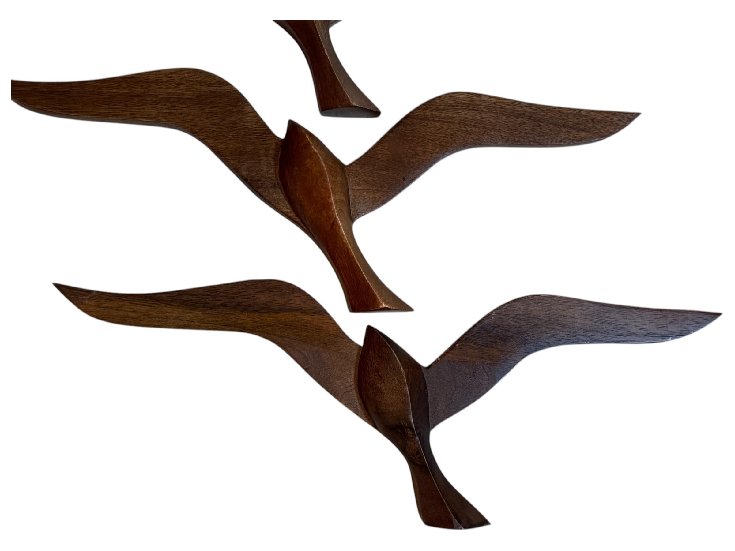 Vier fliegende Schwalben, Vögel, Holz, Mid-Century-Wandschmuck, Vintage, 1960er Jahre (Nussbaumholz) im Angebot