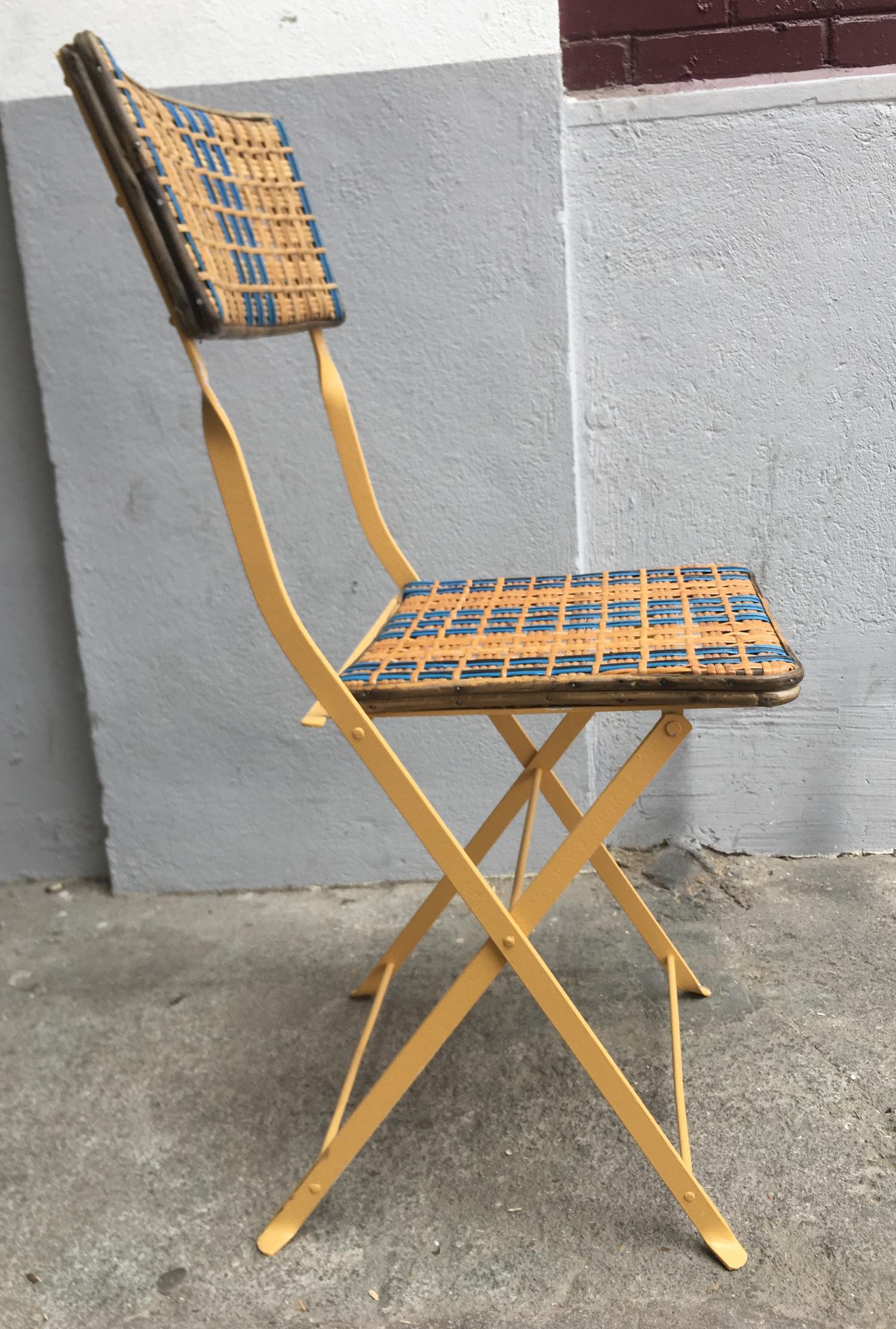 Français Quatre chaises de jardin pliables en rotin et fer laqué en vente