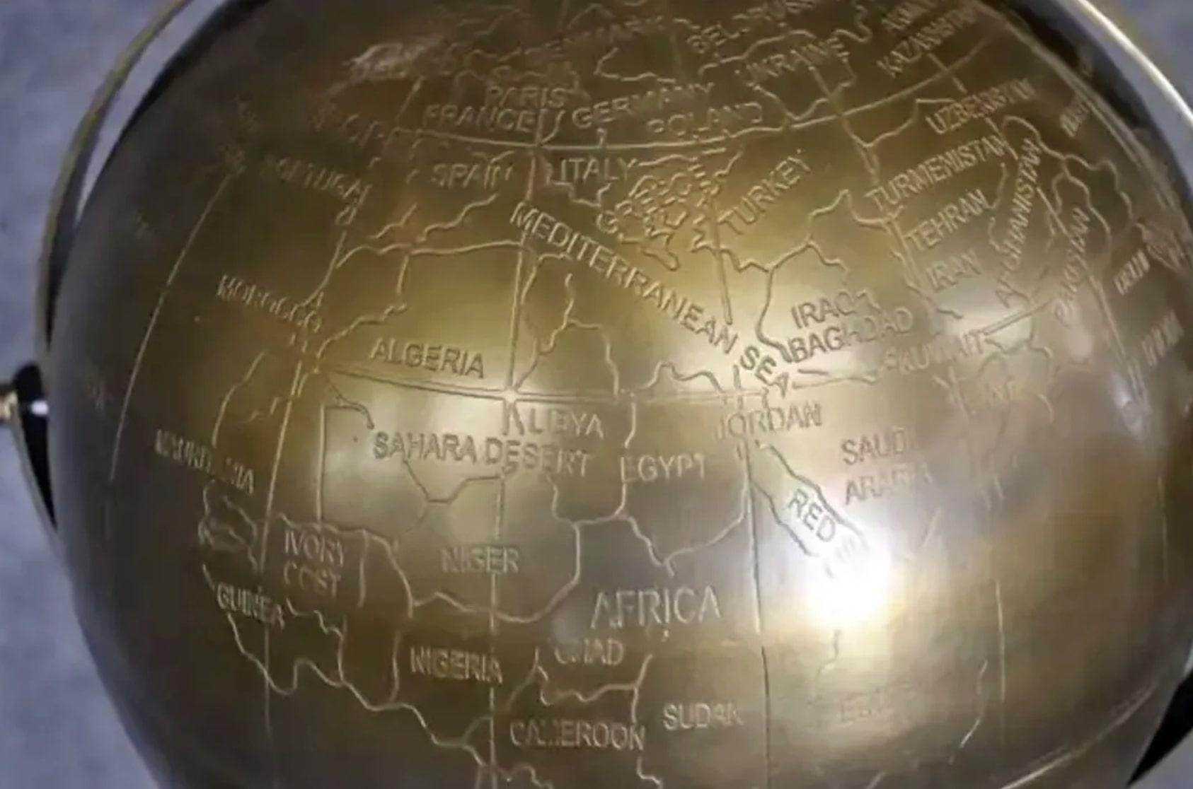 Globe en laiton de quatre pieds Bon état - En vente à Brooklyn, NY