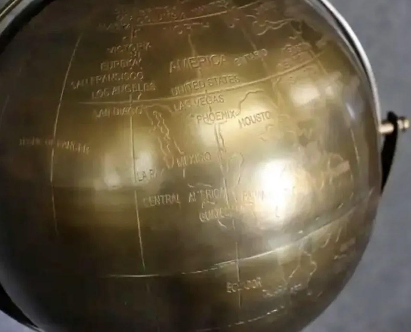 20ième siècle Globe en laiton de quatre pieds en vente