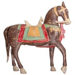Grand cheval ancien de quatre pieds en bois peint à la main avec selle à oiseaux, provenant d'Inde
