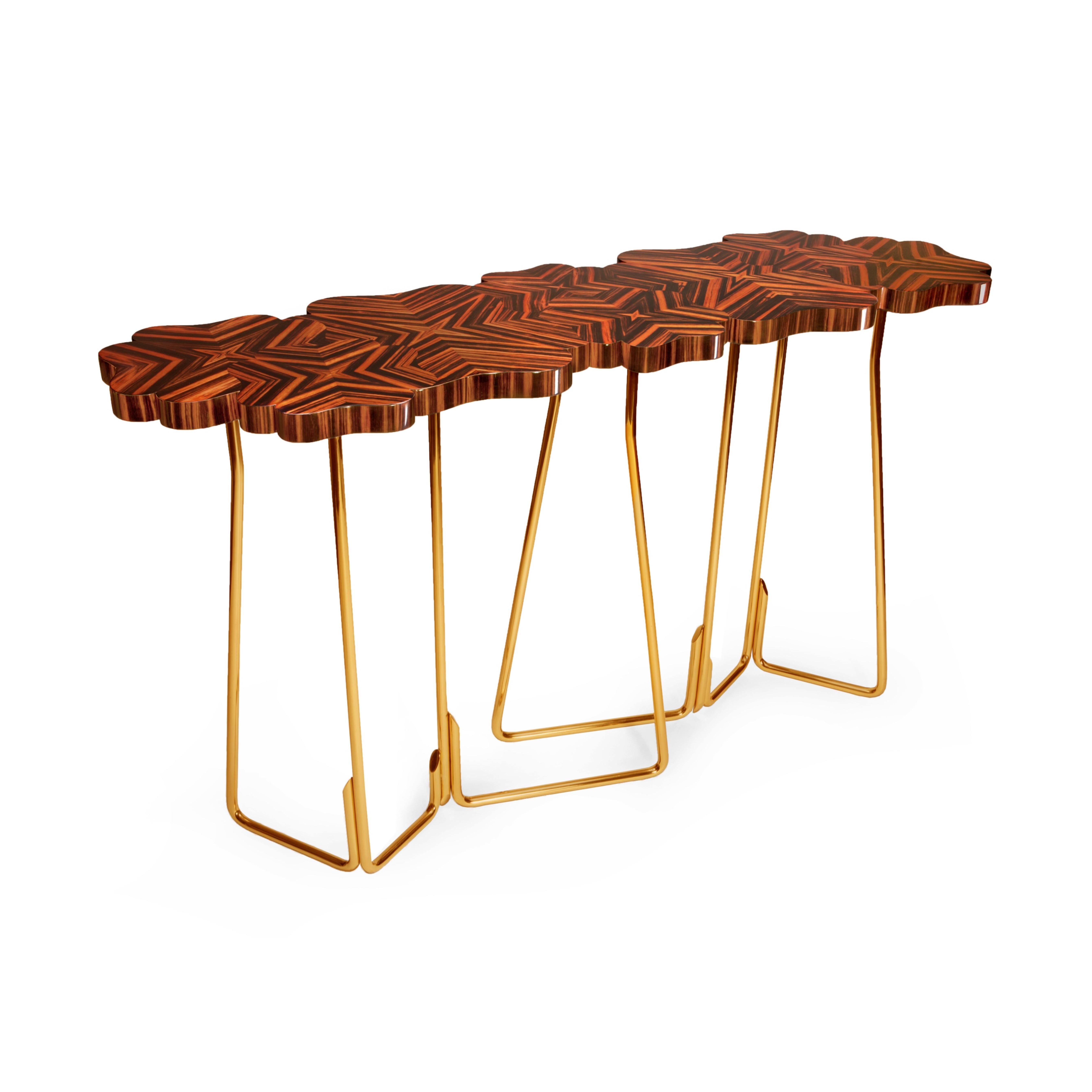 Continuing the interpretation of the Legend of the four-leaf clover materialized in the Four… for Luck coffee table, this console with the same name explores the meaning of Luck in these peculiar plants.
On the top made with exquisite marquetry