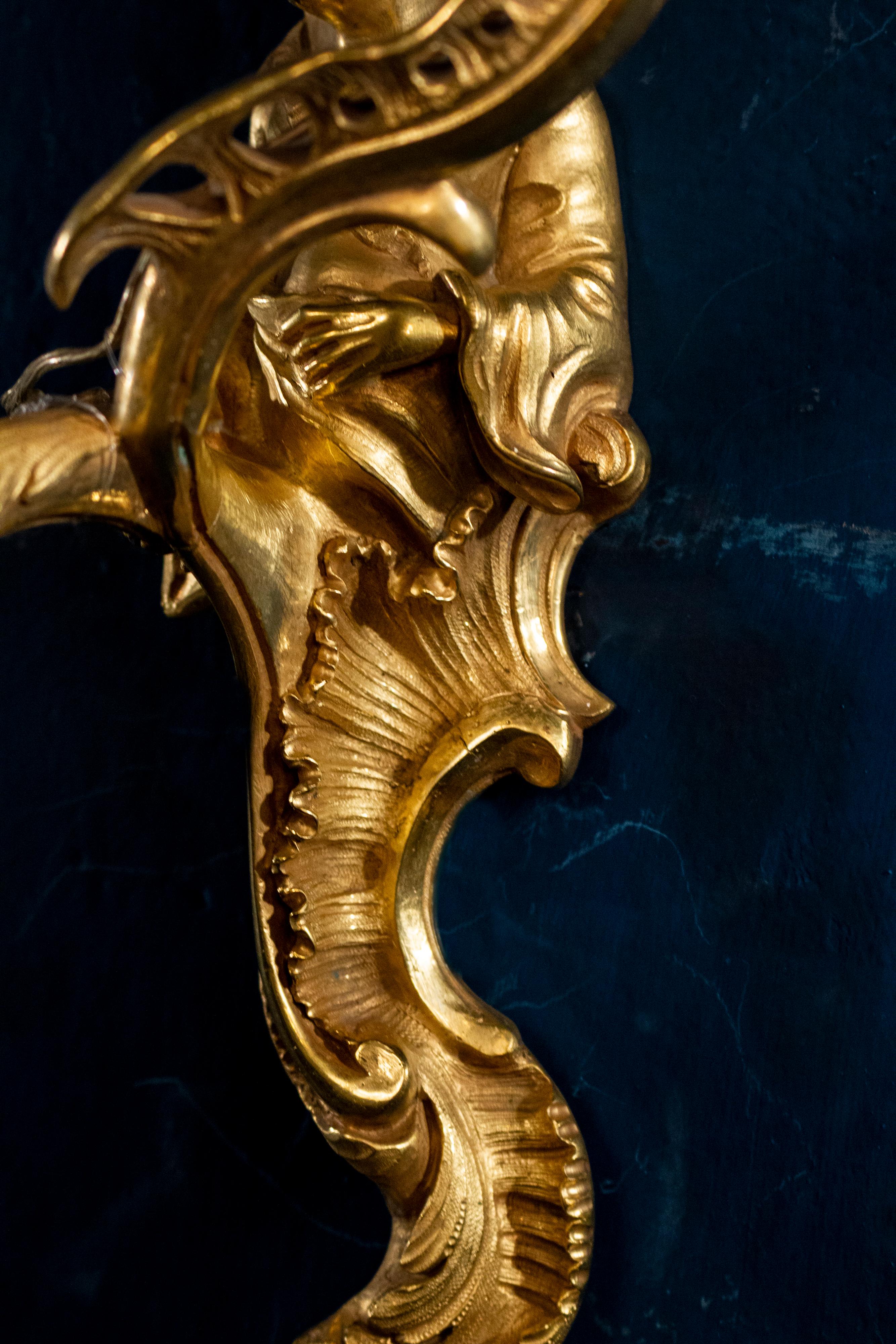 Quatre appliques ou figurines chinoises en bronze doré du XVIIIe siècle en vente 3
