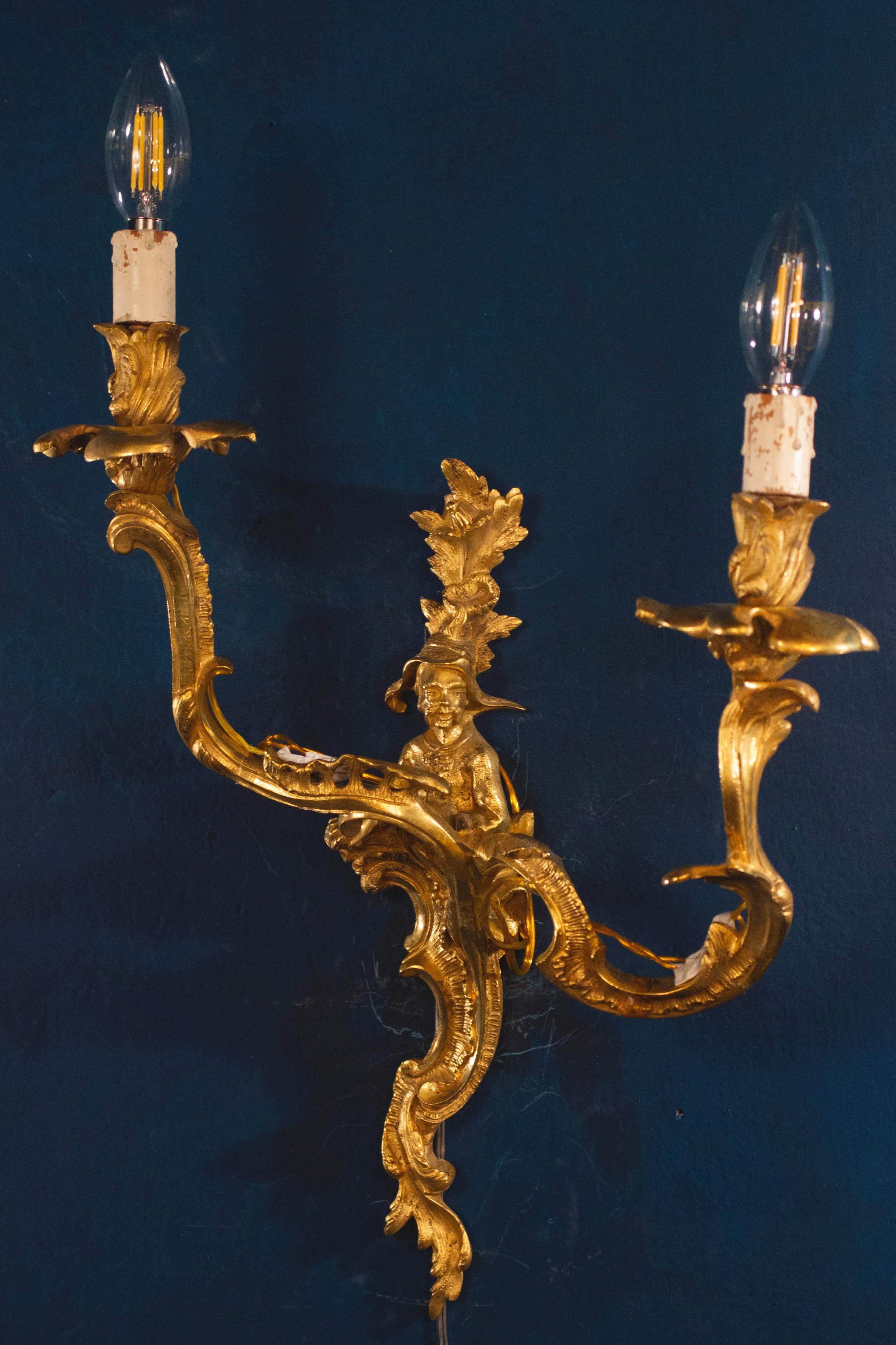 Louis XV Quatre appliques ou figurines chinoises en bronze doré du XVIIIe siècle en vente