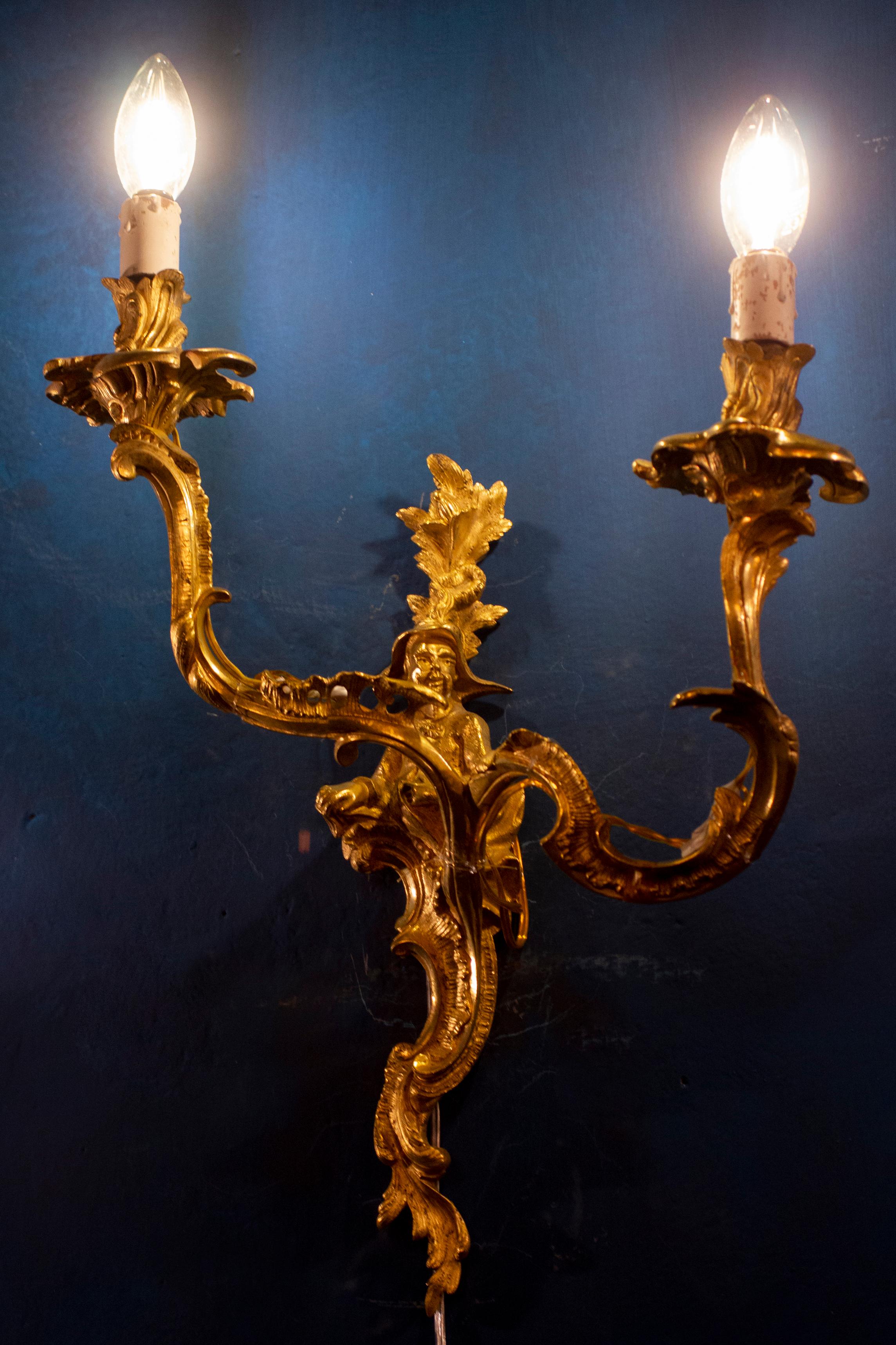 Quatre appliques ou figurines chinoises en bronze doré du XVIIIe siècle en vente 1