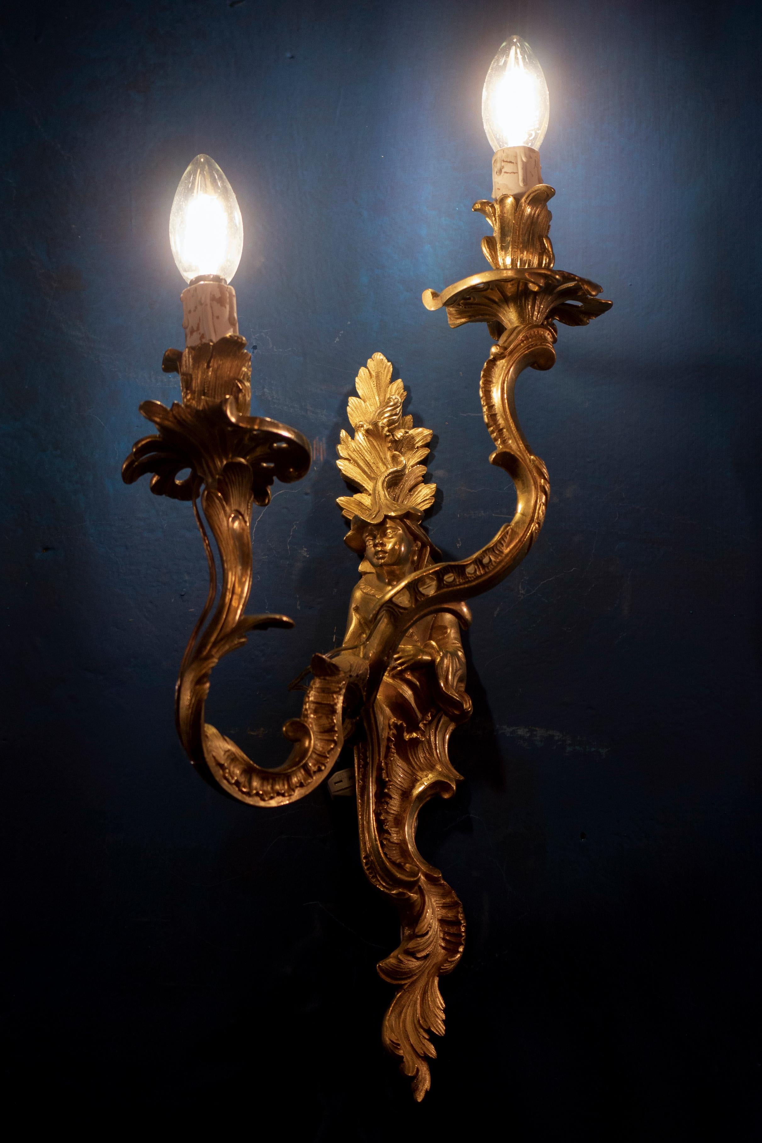 Quatre appliques ou figurines chinoises en bronze doré du XVIIIe siècle en vente 2