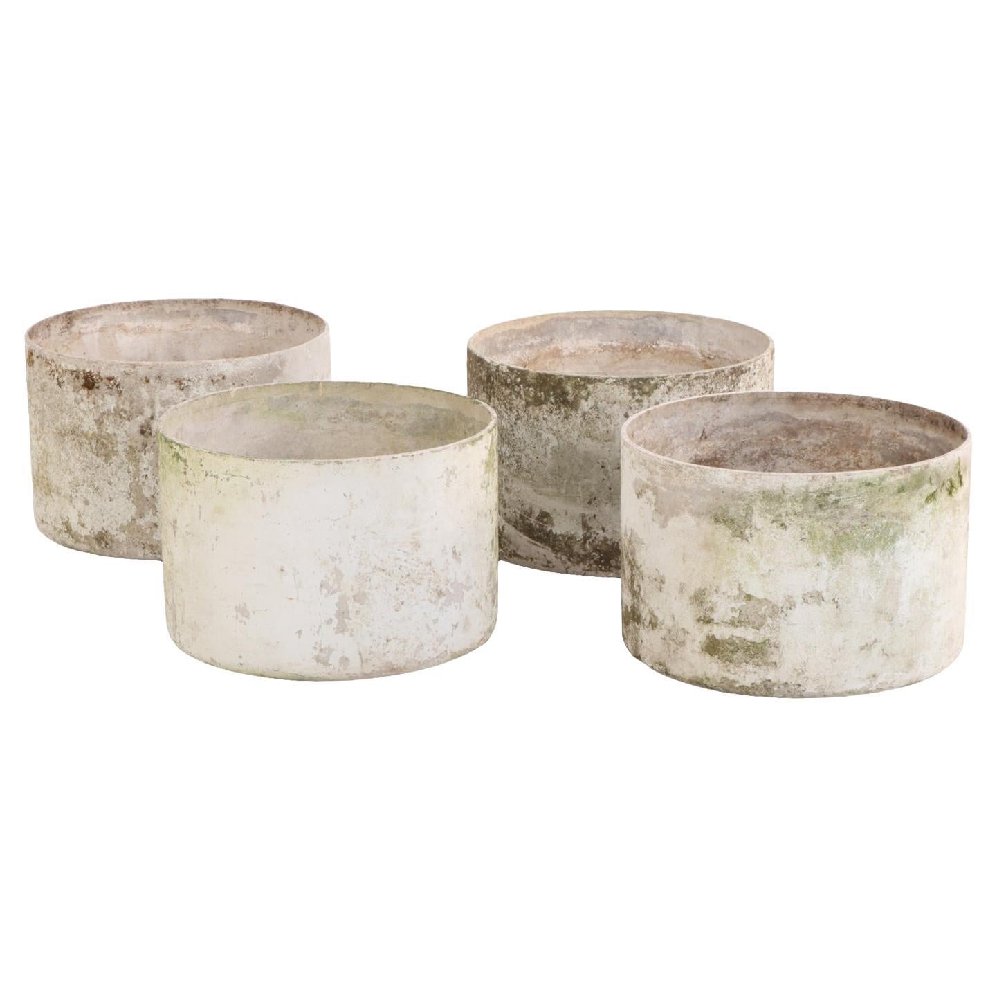 Cuatro jardineras redondas francesas de piedra colada, atribuidas a Willy Guhl, c. 1970. en venta