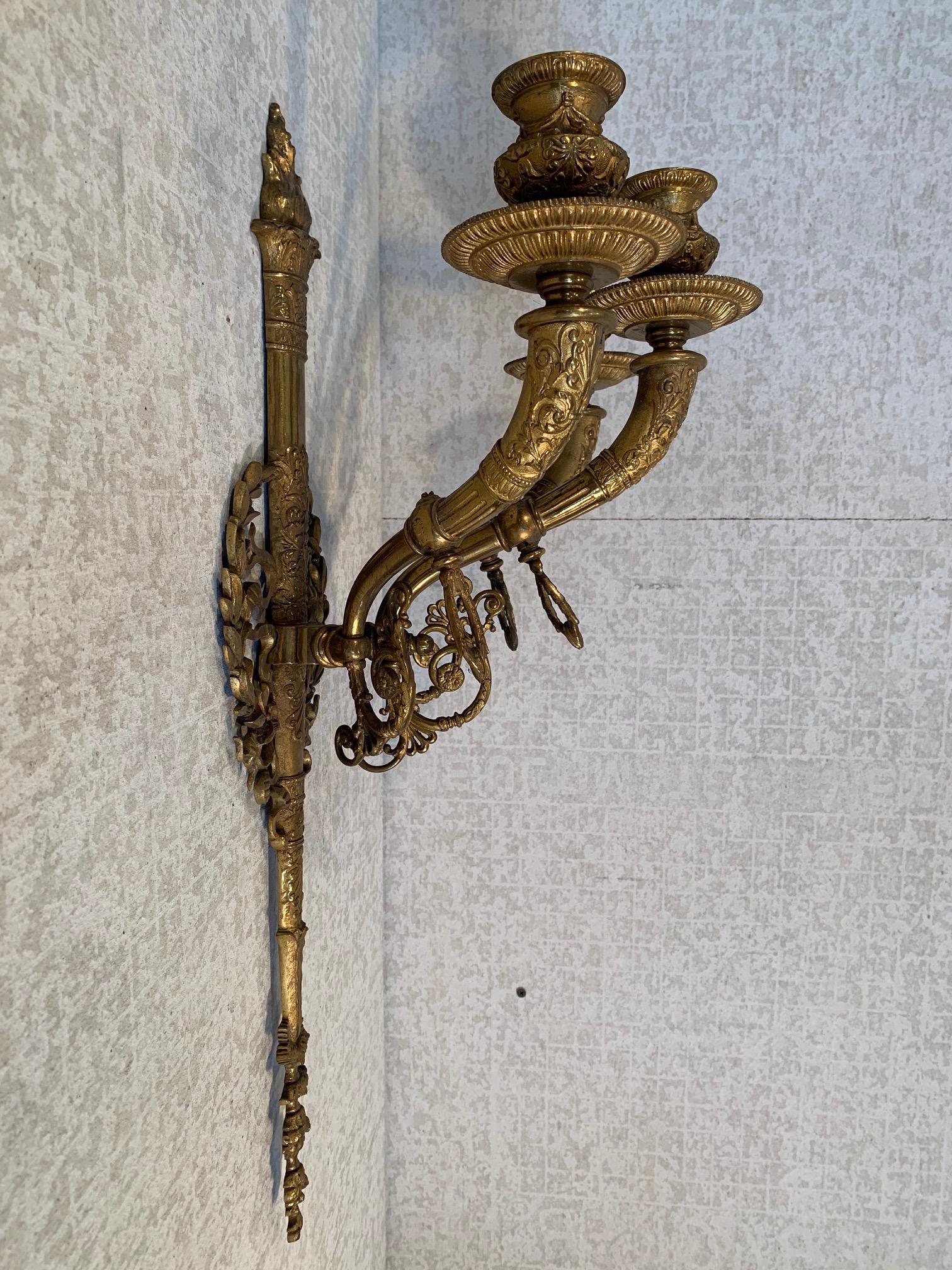 Zwei französische Empire-Wandleuchter aus vergoldeter Bronze:: um 1860 (Französisch) im Angebot