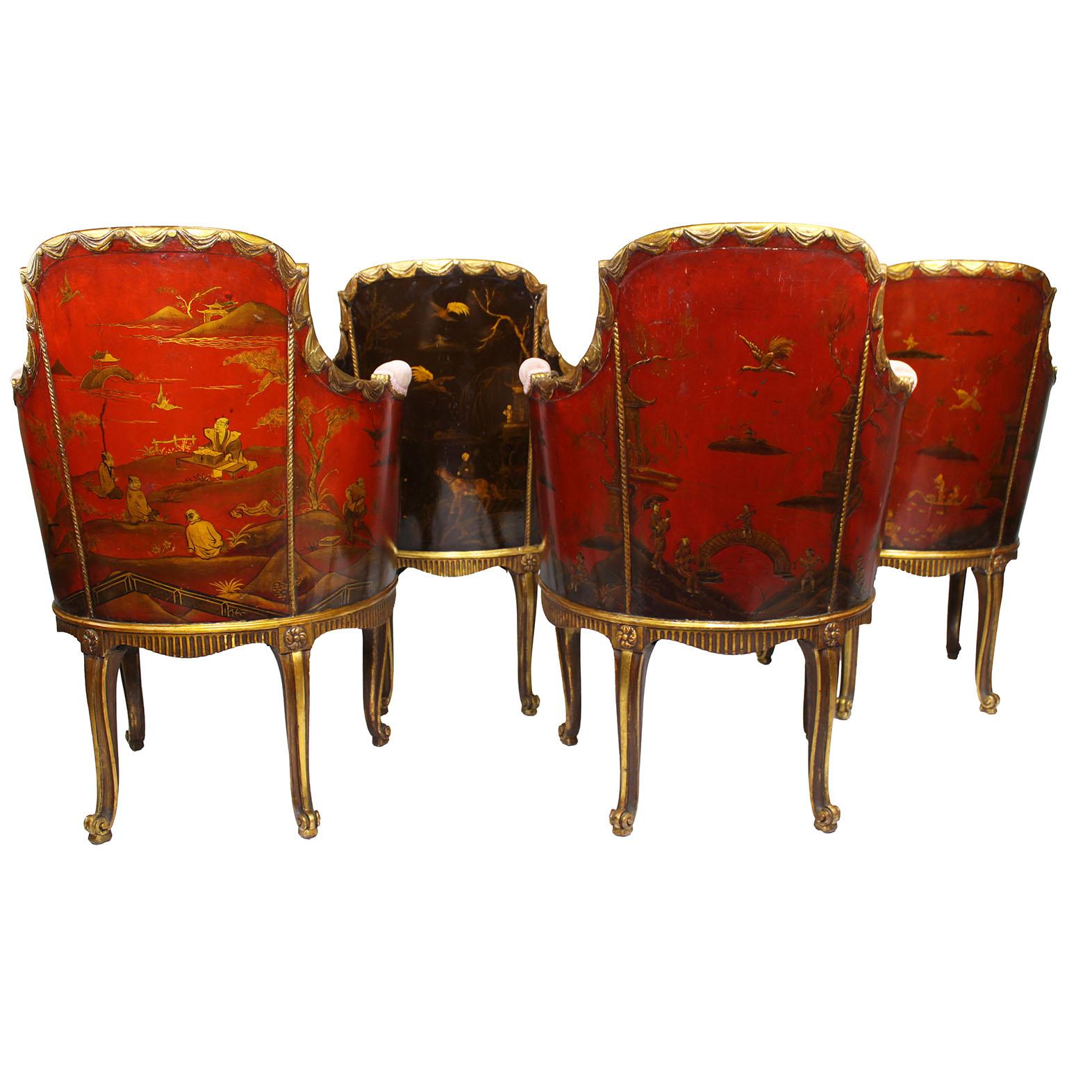 Très bel et rare ensemble de quatre fauteuils Bergers de style Louis XV en bois doré sculpté et en laque japonaise de Chinoiserie, attribués à la Maison Jansen. Les cadres en forme de tonneau arrondi avec le dossier rembourré, les côtés intérieurs