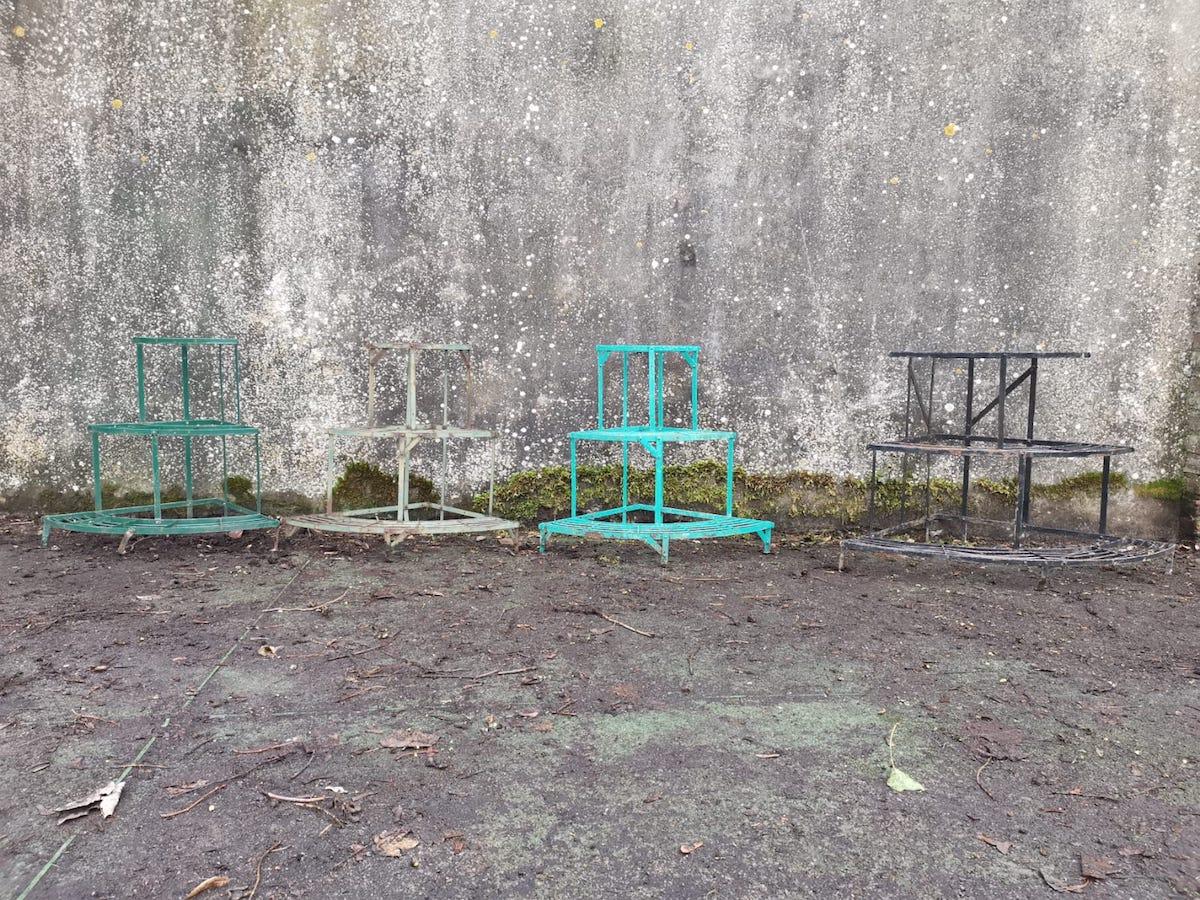 Four individual French midcentury iron corner quarter moon water fall garden, green house or patio plant pot shelves or decorative stand. Can be used inside or out. Probably by 'MANUFRANCE Saint Etienne'.
A great way to display your plants, herbs