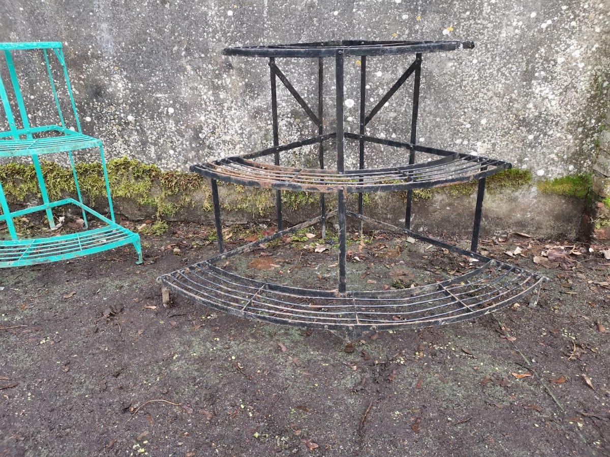 Four French Midcentury Corner Quarter Moon Iron Plant Pot Shelves or Stands In Good Condition For Sale In London, GB