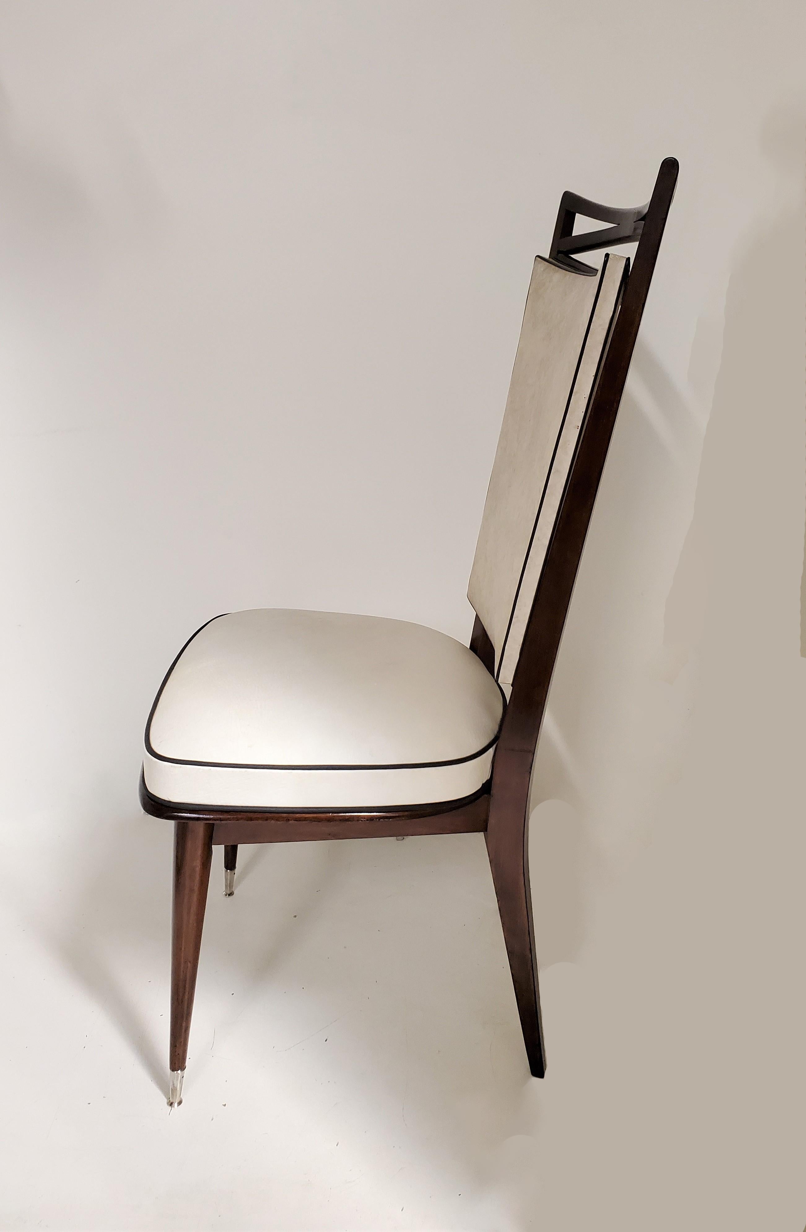Quatre chaises de salle à manger / chaises d'appoint françaises de style Modernity - Finition acajou foncé Bon état - En vente à New York City, NY