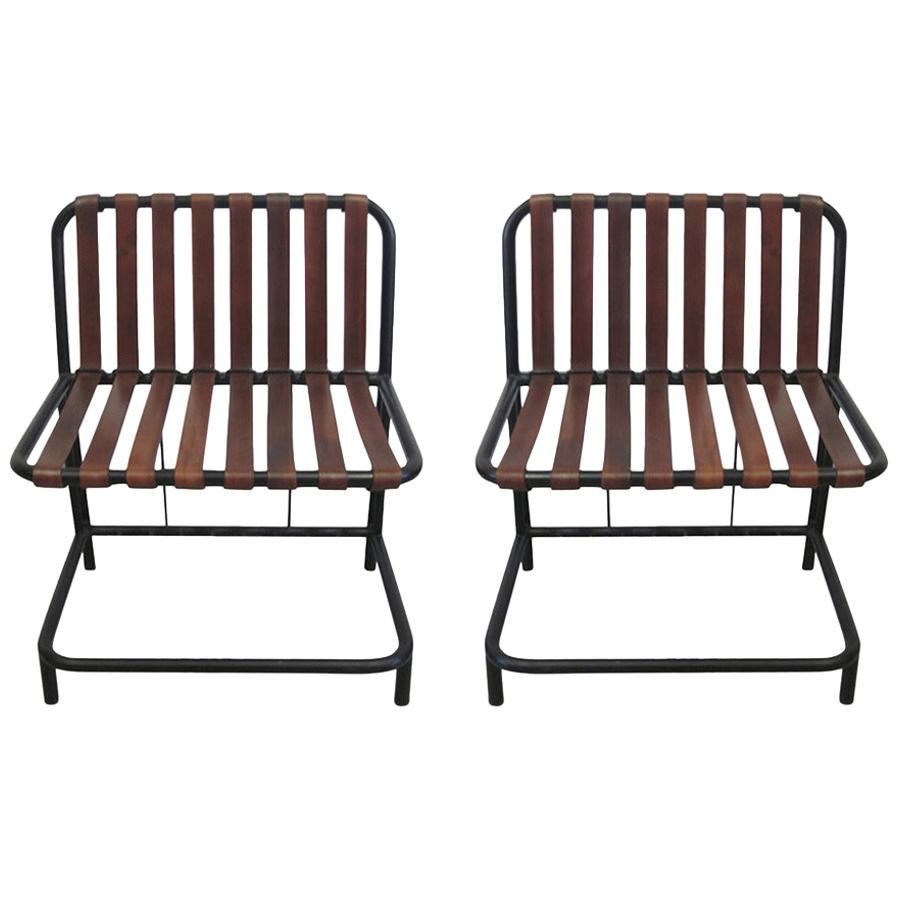 Quatre chaises à sangles en cuir de style français moderne du milieu du siècle dernier attribuées à Jacques Adnet