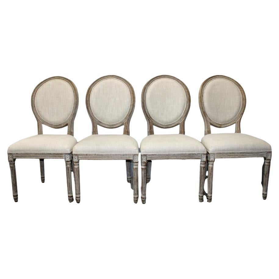 Quatre chaises d'appoint de style français sculptées et peintes