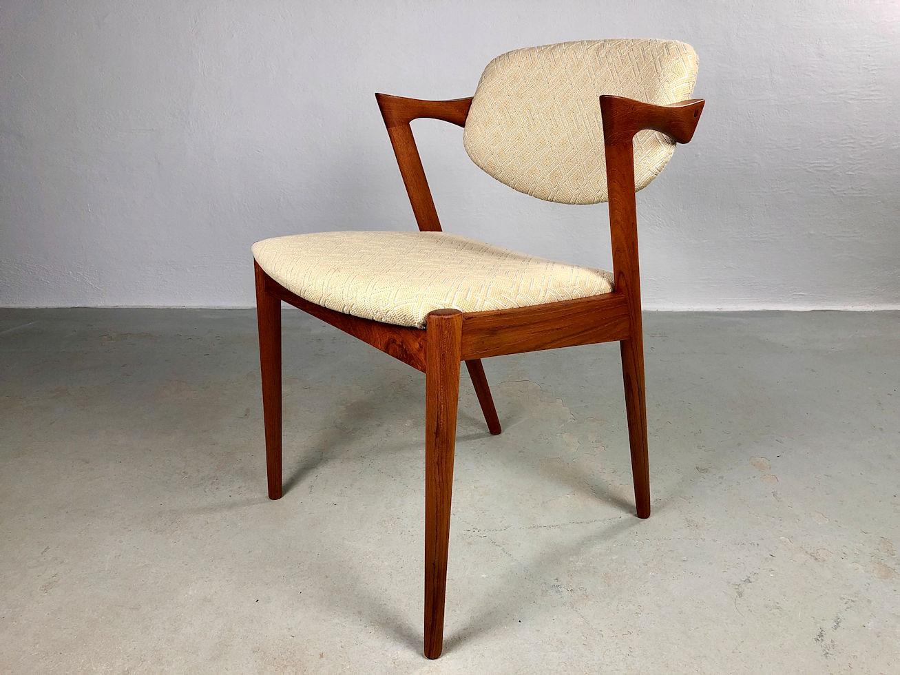 Quatre chaises de salle à manger personnalisables Kai Kristiansen en teck en excellent état Excellent état - En vente à Knebel, DK