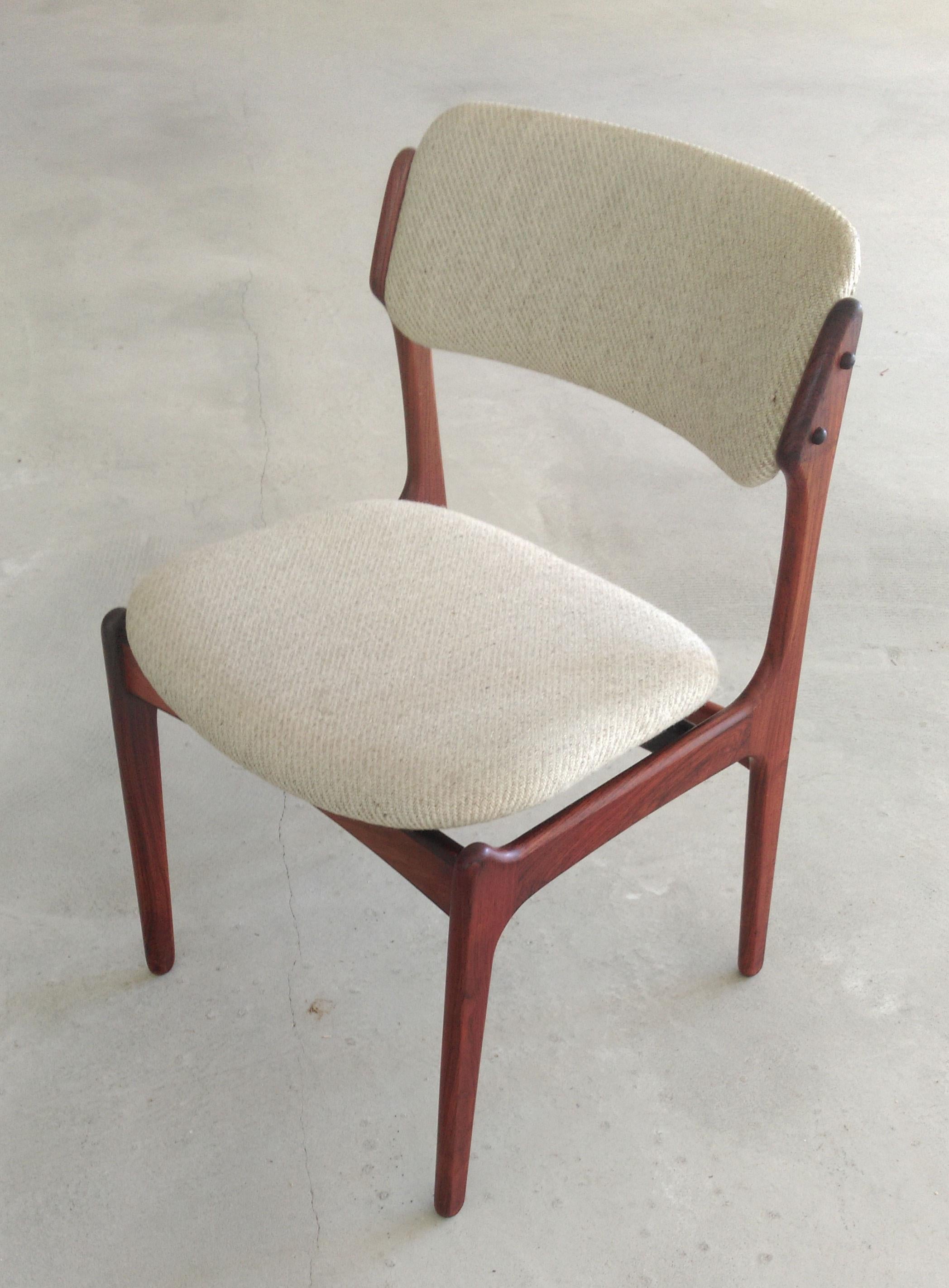 Scandinave moderne Quatre chaises de salle à manger Erik Buch restaurées en palissandre, retapissées sur mesure incluses en vente