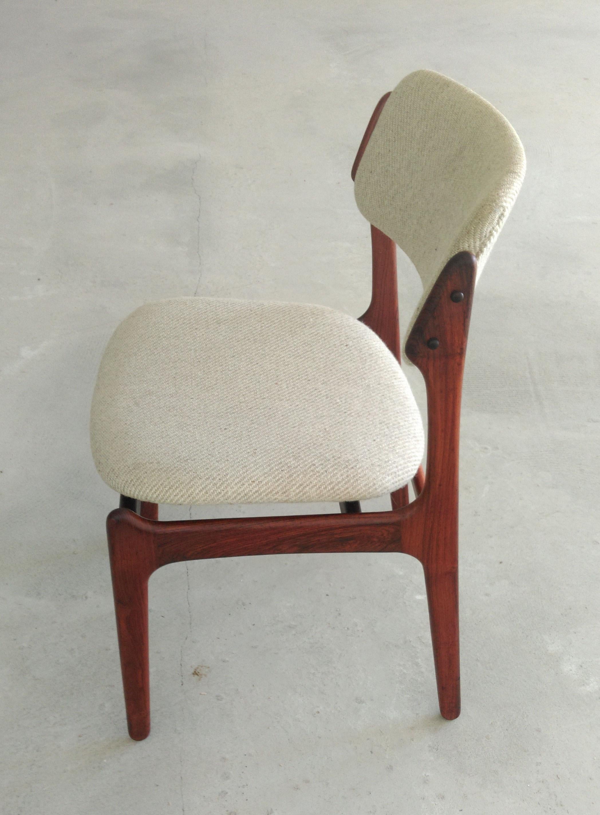 Danois Quatre chaises de salle à manger Erik Buch restaurées en palissandre, retapissées sur mesure incluses en vente