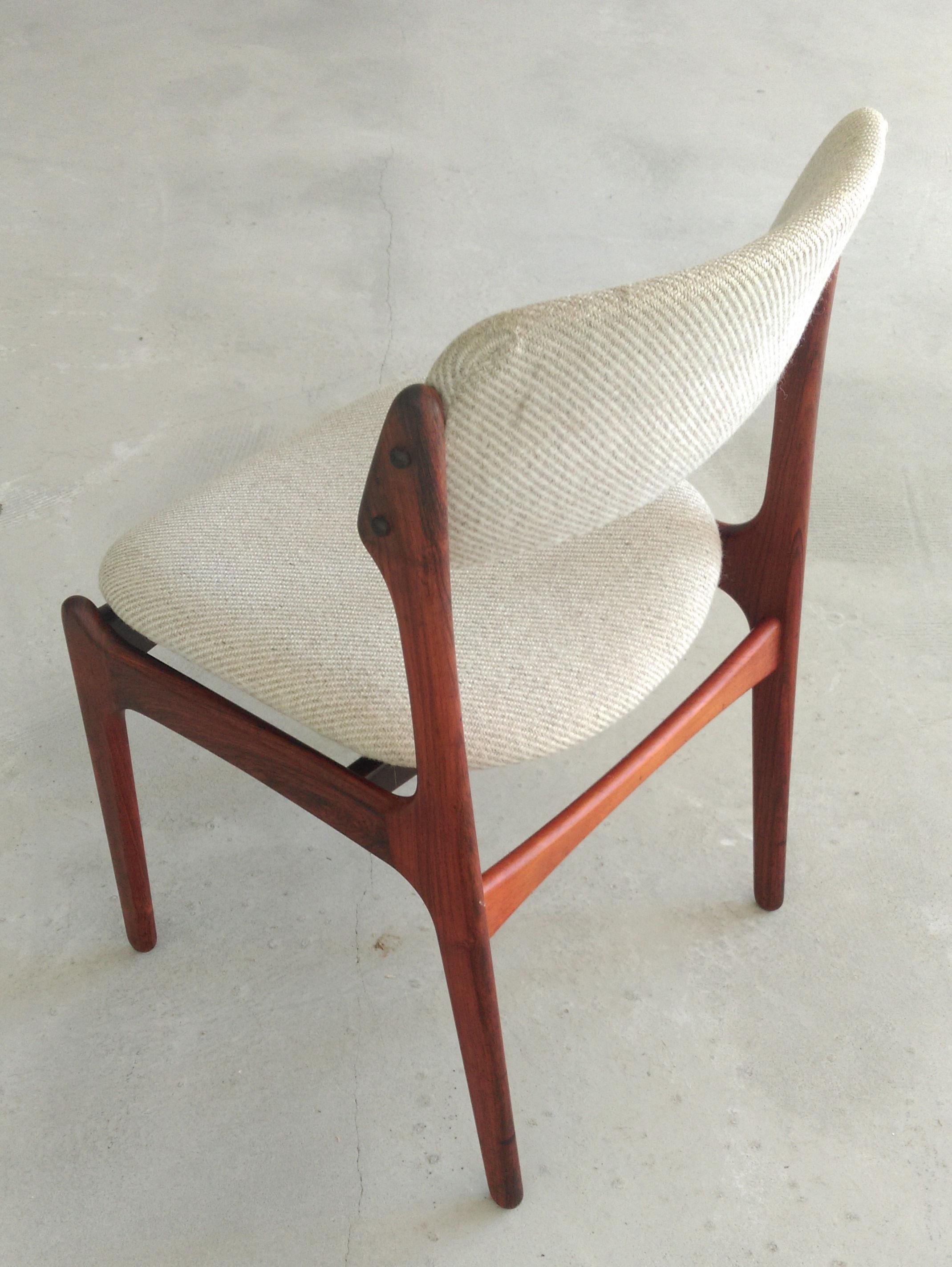Quatre chaises de salle à manger Erik Buch restaurées en palissandre, retapissées sur mesure incluses Bon état - En vente à Knebel, DK