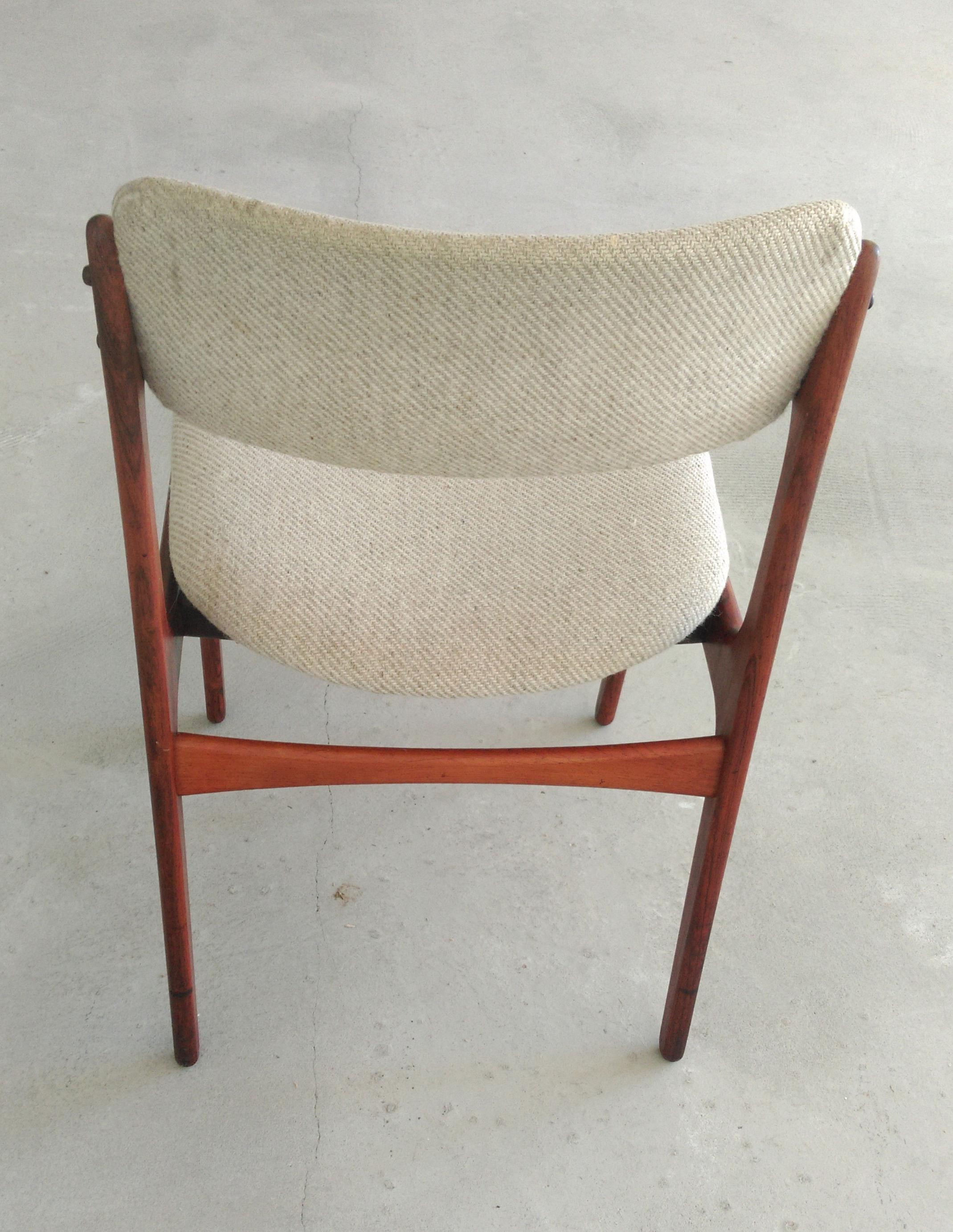 Milieu du XXe siècle Quatre chaises de salle à manger Erik Buch restaurées en palissandre, retapissées sur mesure incluses en vente