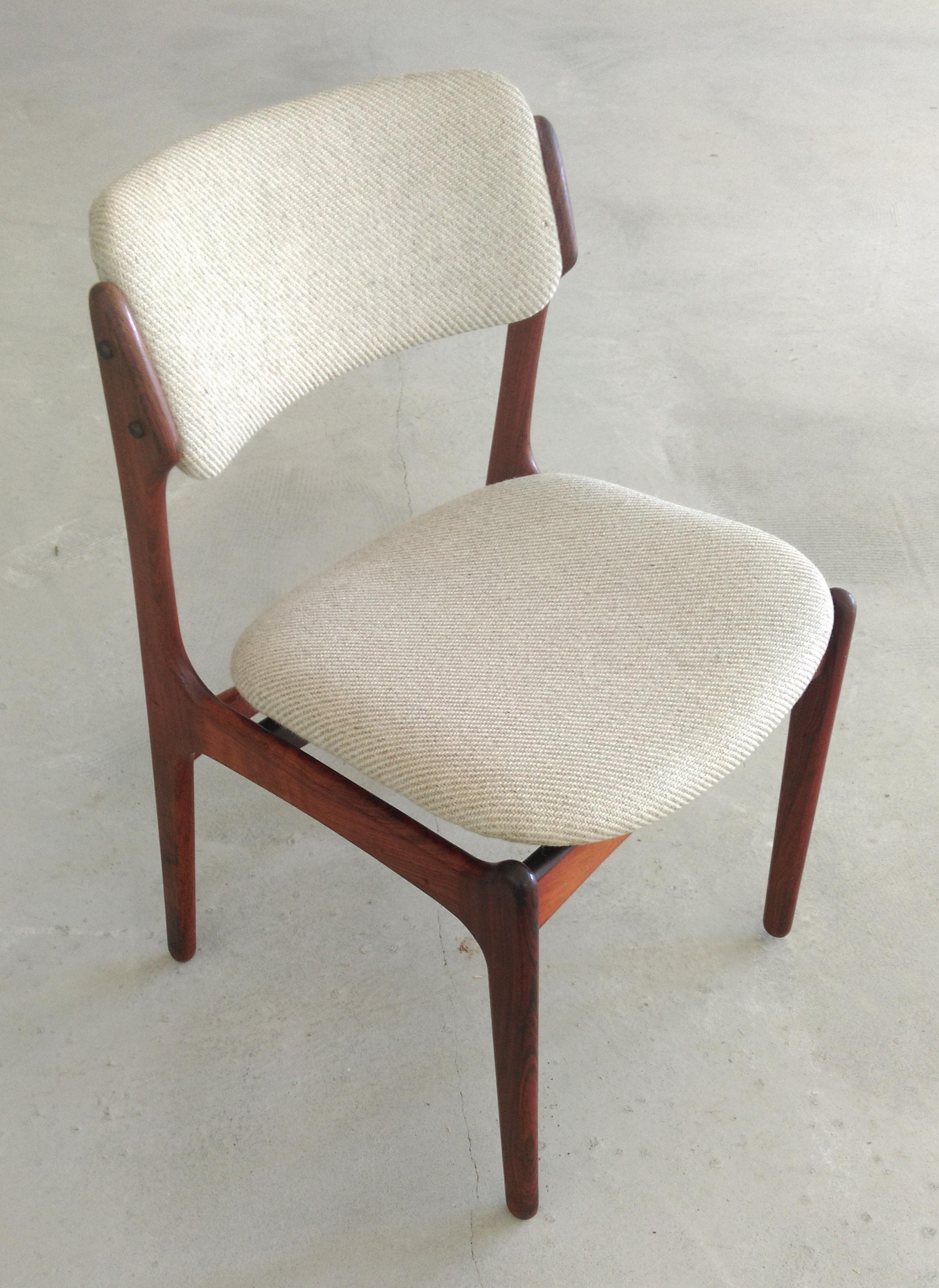 Quatre chaises de salle à manger Erik Buch restaurées en palissandre, retapissées sur mesure incluses en vente 2
