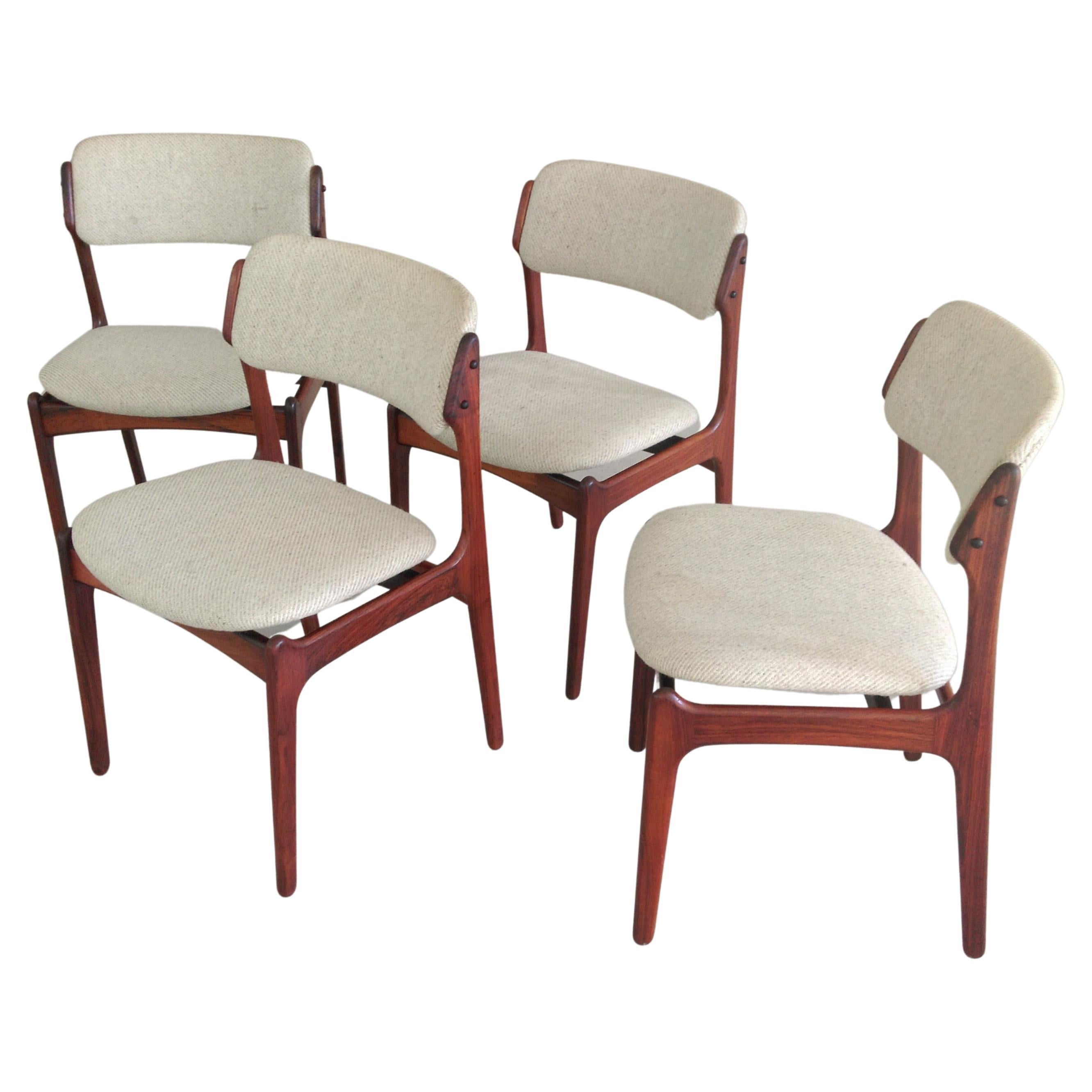 Quatre chaises de salle à manger Erik Buch restaurées en palissandre, retapissées sur mesure incluses