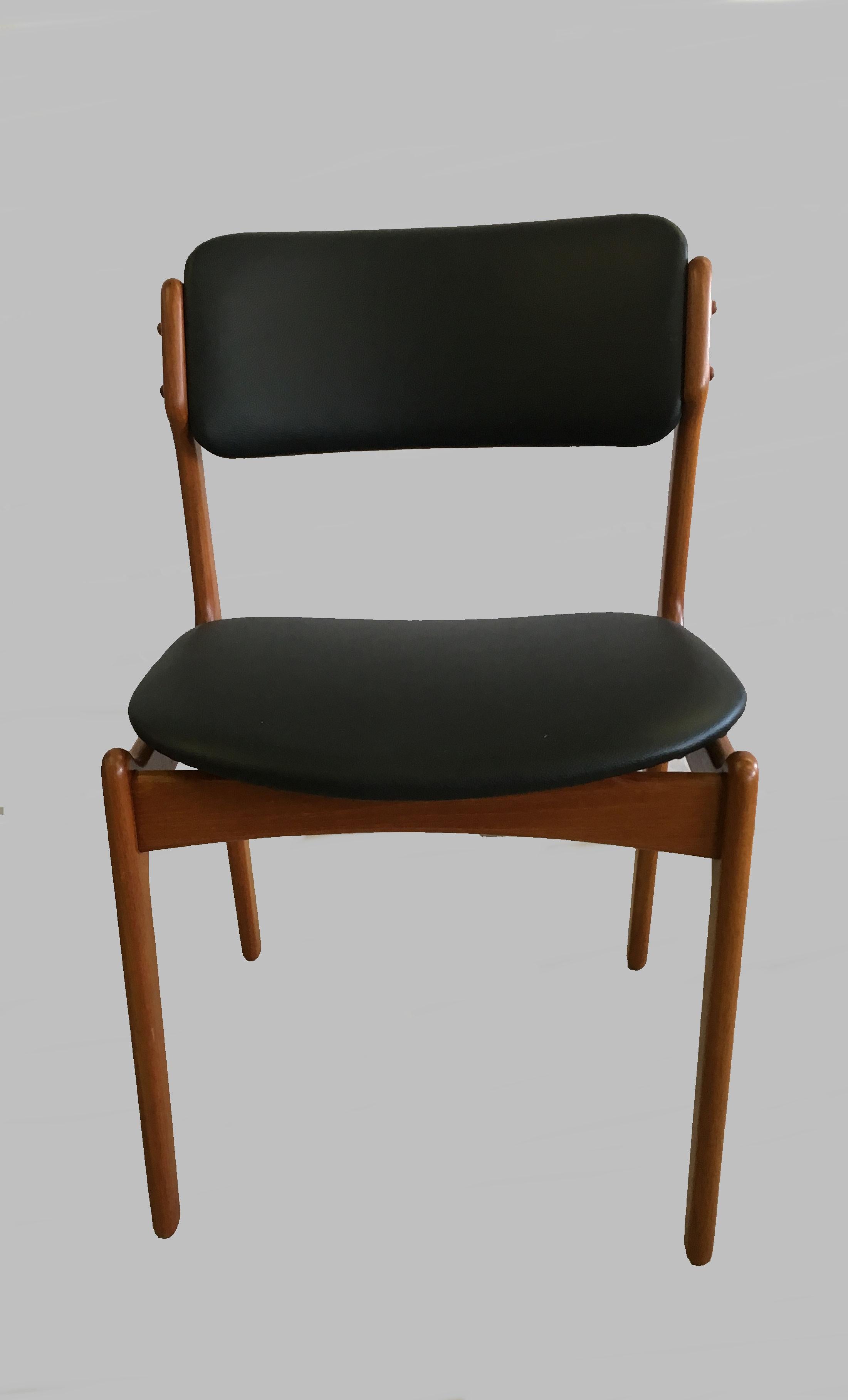 1960s set of four teak dining chairs with floating seat designed by Erik Buch for Oddense Maskinsnedkeri in 1949.

The chairs have a simple yet solid construction with elegant lines and provide a very comfortable seating experience on the elegant