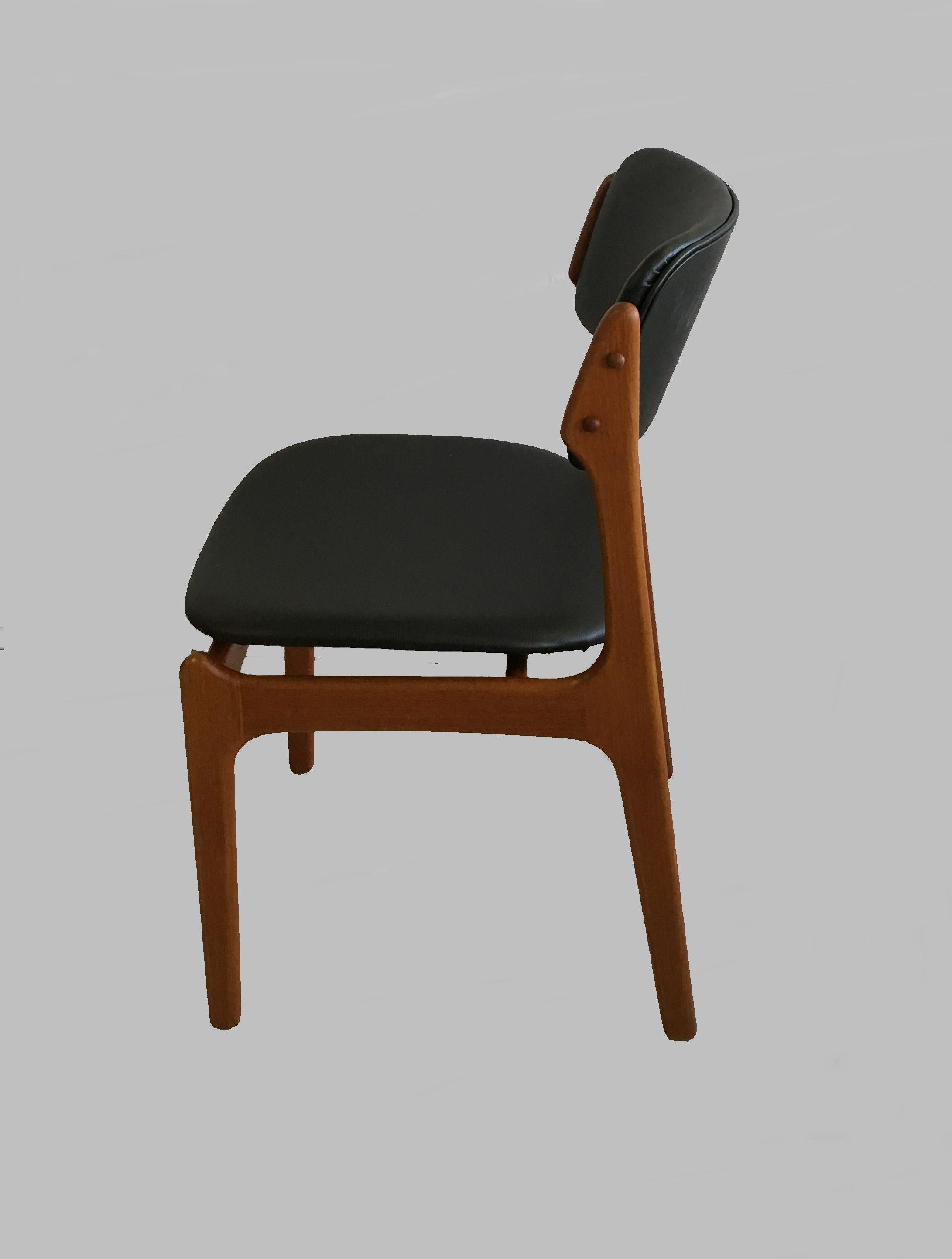 Danois Quatre chaises de salle à manger en teck Erik Buch entièrement restaurées et recouvertes de cuir noir en vente