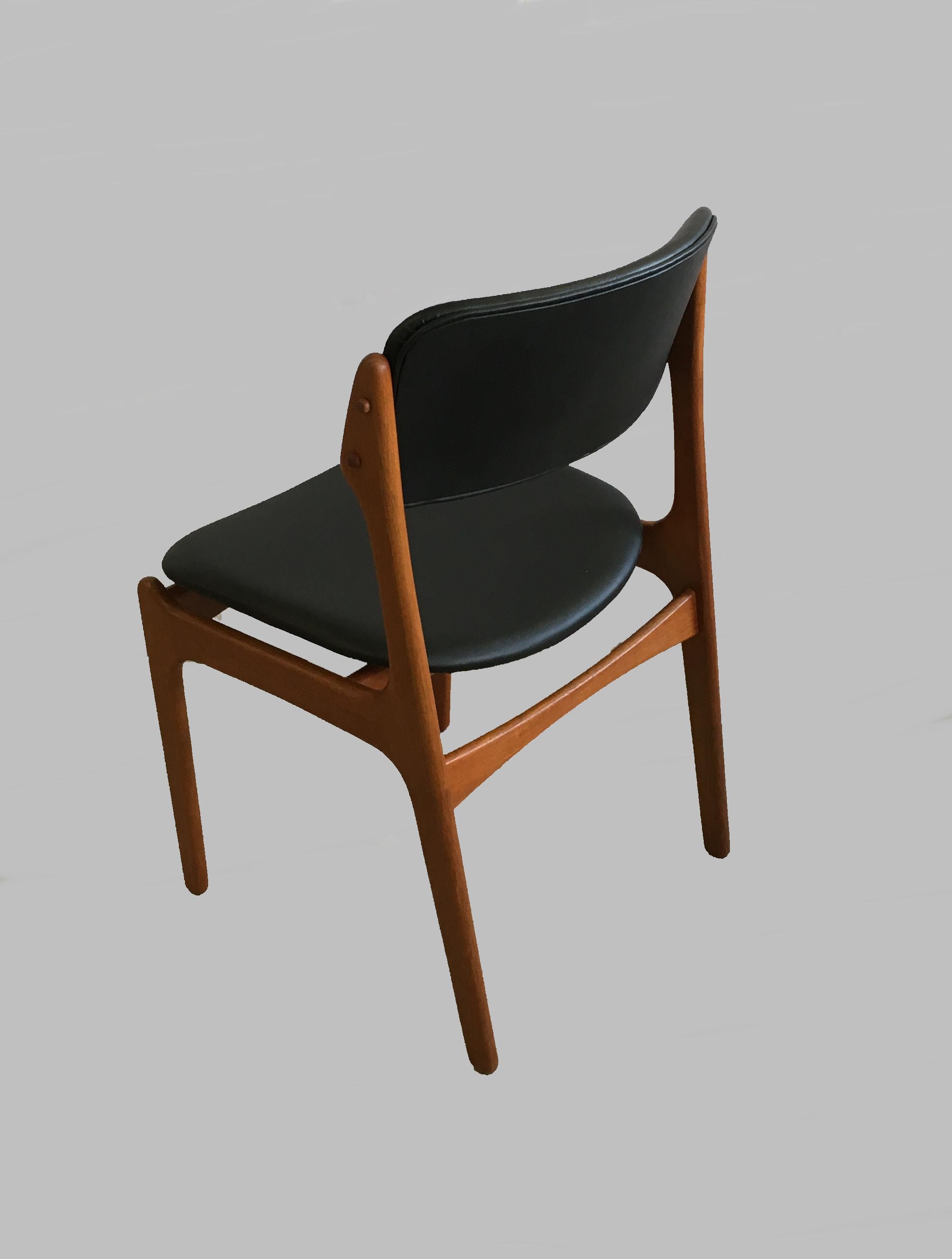 Quatre chaises de salle à manger en teck Erik Buch entièrement restaurées et recouvertes de cuir noir Bon état - En vente à Knebel, DK