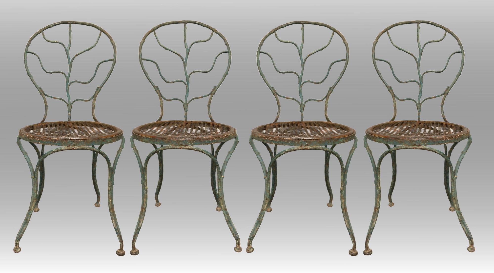 Jean-Michel Frank (1893-1941)
Four garden chair in worked cast iron of Durenne foundries, like thorny branches with a hollowed-out rounded backrest with three stems tied at their center on four arched legs forming a belt. Round seat bottom in steel