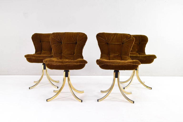 Set of four padded swivel chairs designed by Gastone Rinaldi and produced by Rima in Italy in the 1970s.
Padded and upholstered fiberglass structure.
Marbling brown corduroy velvet upholstery and four-legged base in brass-plated steel.
They show