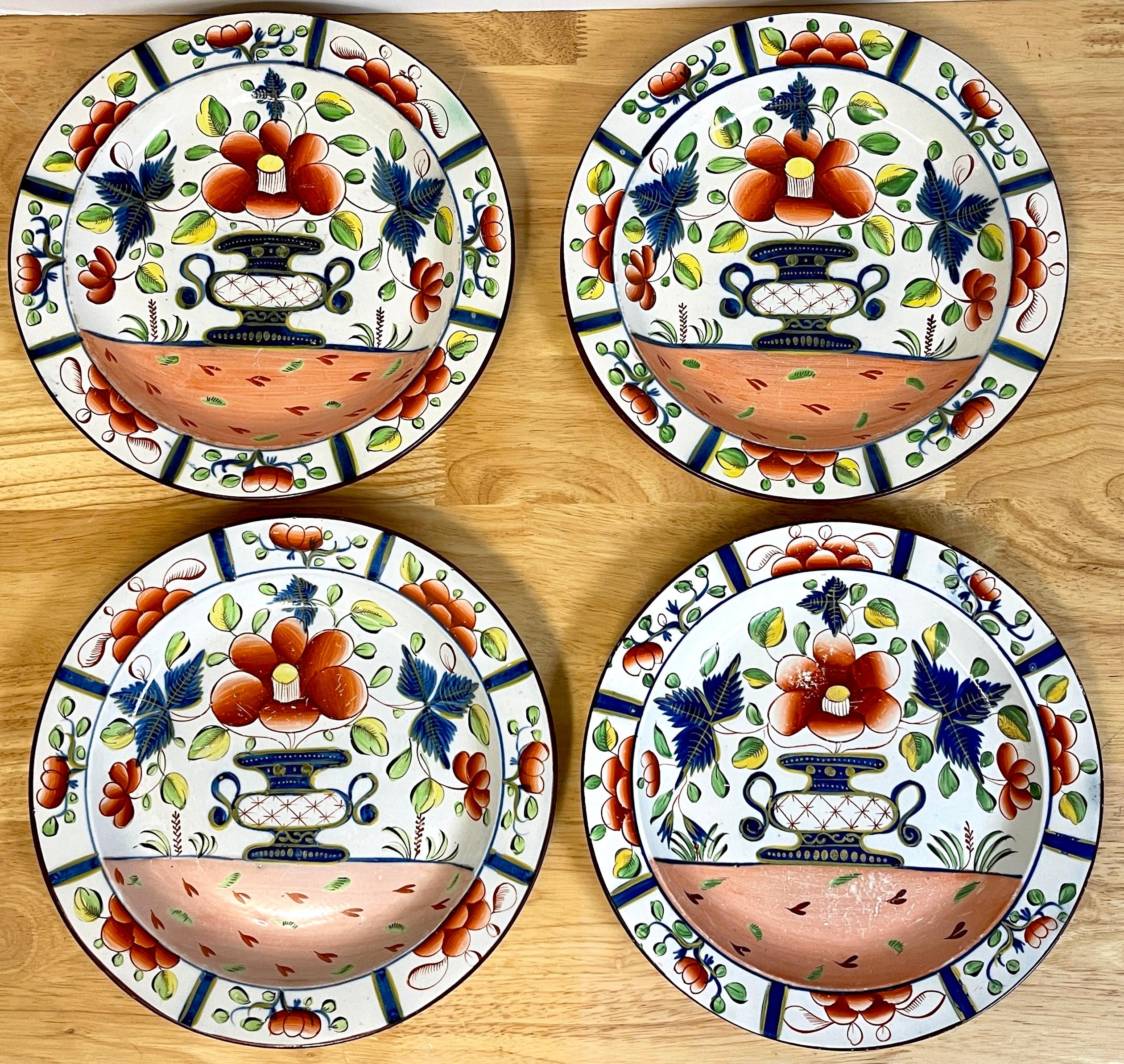 Quatre assiettes hollandaises de 10' à motif d'urne 
Angleterre, pour le marché américain 
Quatre exemples de qualité muséale de porcelaine tendre finement décorée dans le motif 
