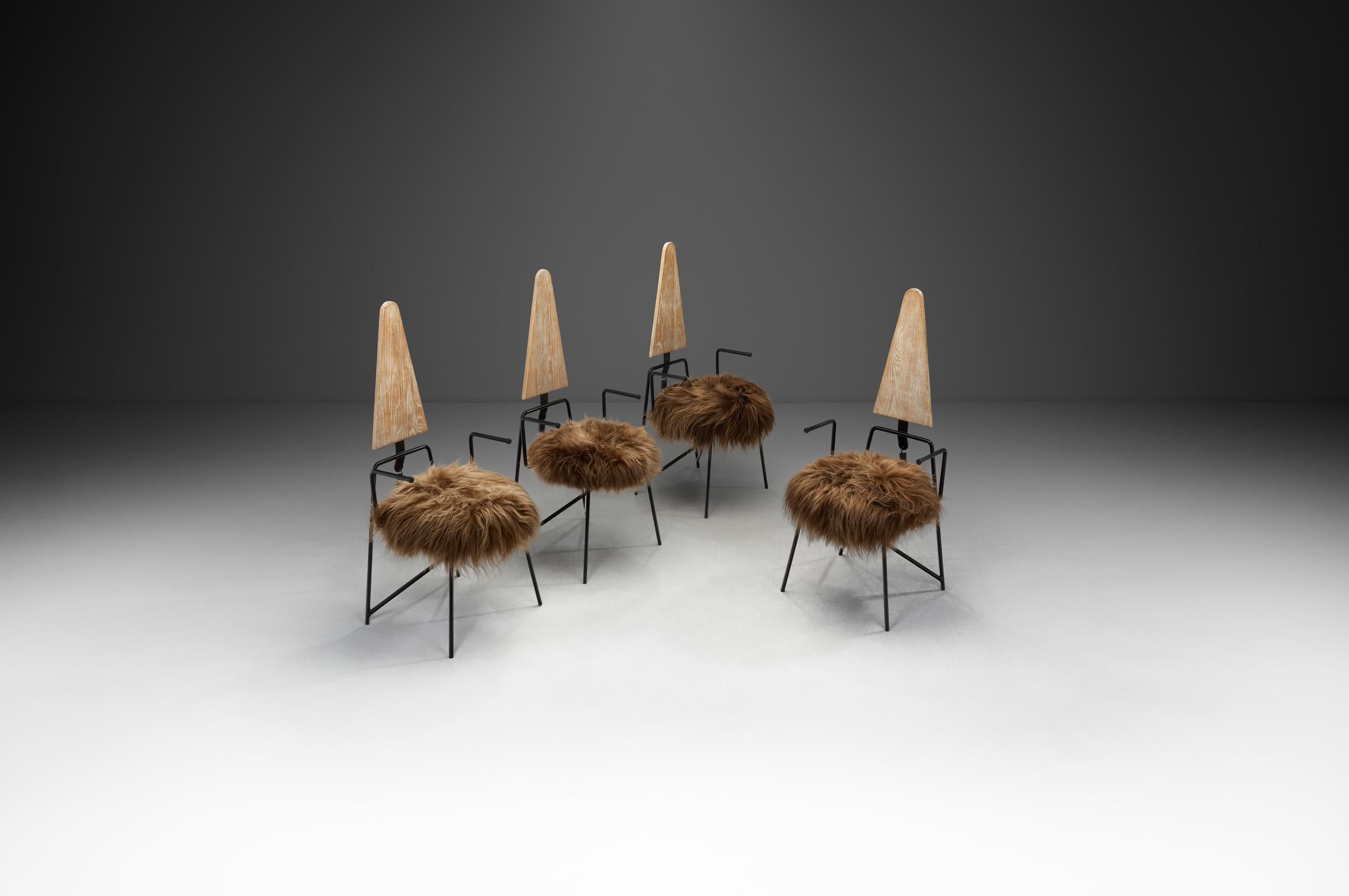 Rach Finazzi, diseñador italiano activo desde finales del siglo XX, es conocido por un enfoque distintivo de la fabricación de muebles que fusiona estructuras geométricas con materiales únicos. La obra de Finazzi explora a menudo formas poco