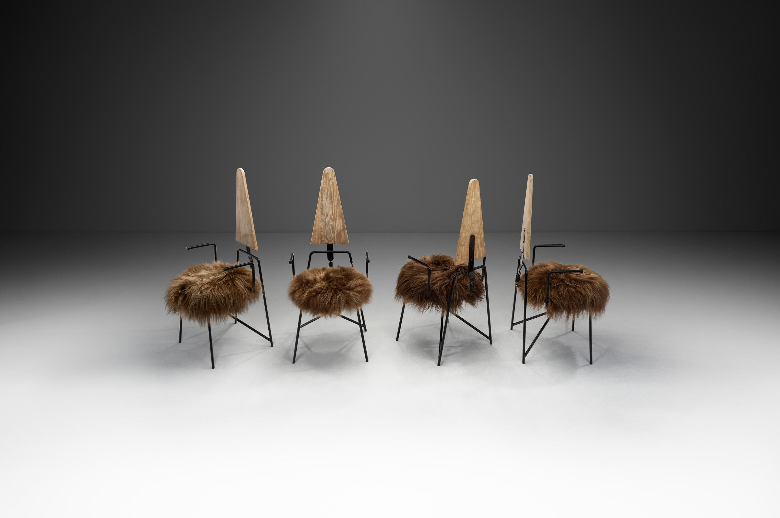 Cuatro sillas de comedor geométricas con asientos de piel de oveja de Rach Finazzi, Italia Años 80 Moderno de mediados de siglo en venta