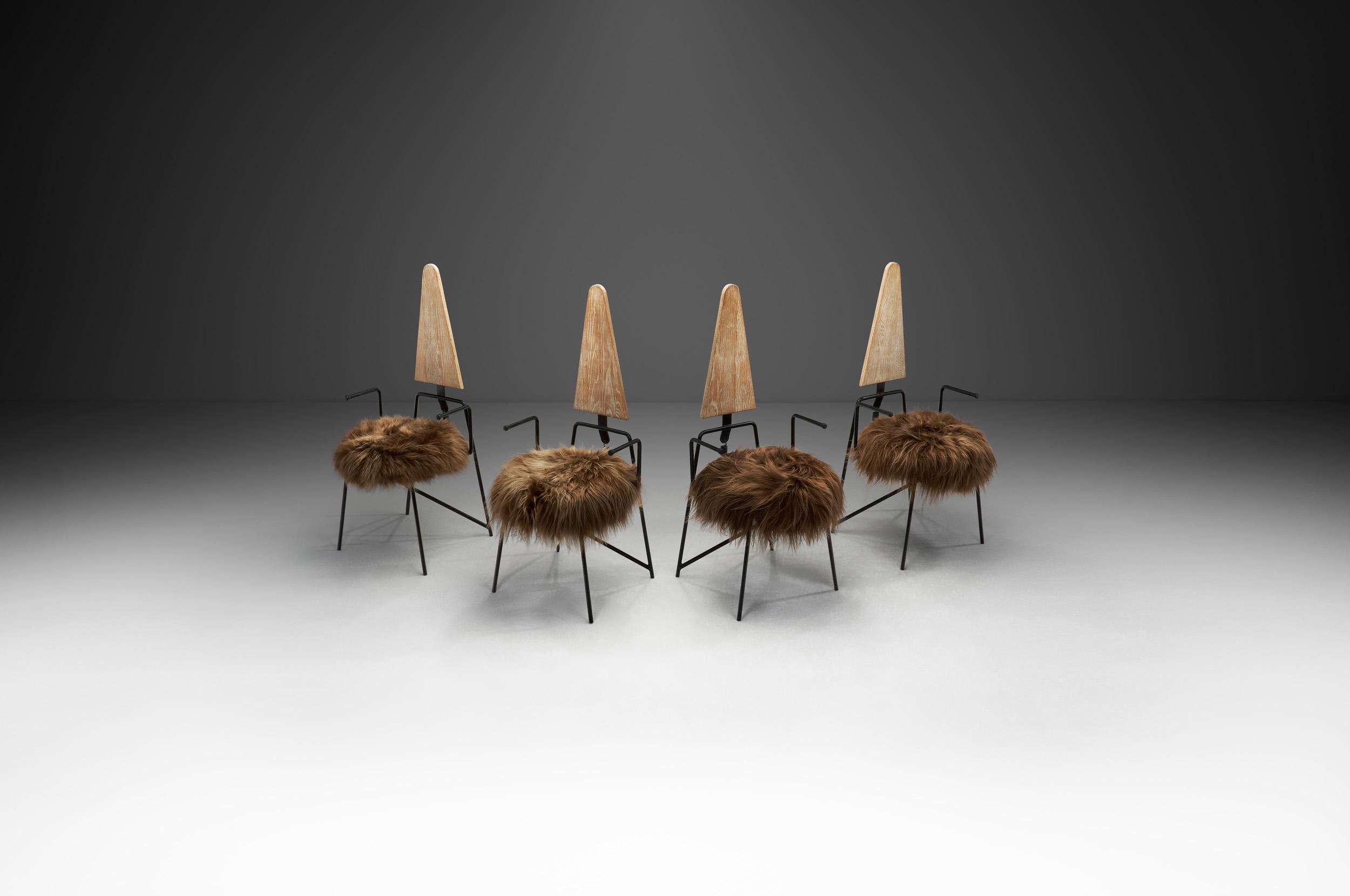 Cuatro sillas de comedor geométricas con asientos de piel de oveja de Rach Finazzi, Italia Años 80 Italiano en venta