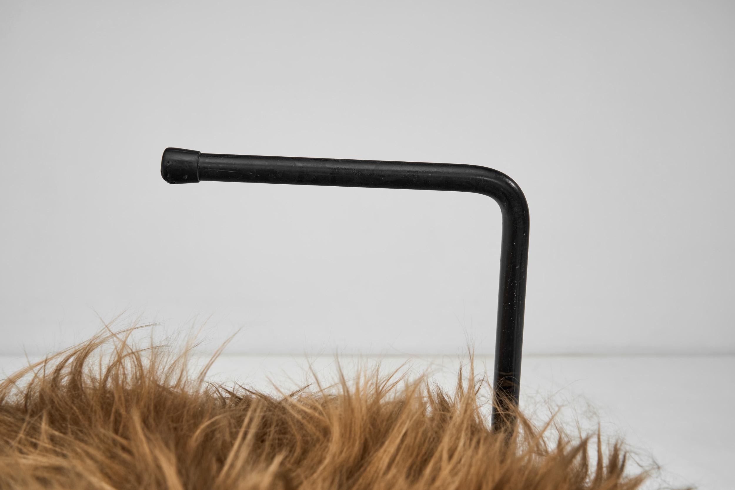 Cuatro sillas de comedor geométricas con asientos de piel de oveja de Rach Finazzi, Italia Años 80 Piel de carnero en venta