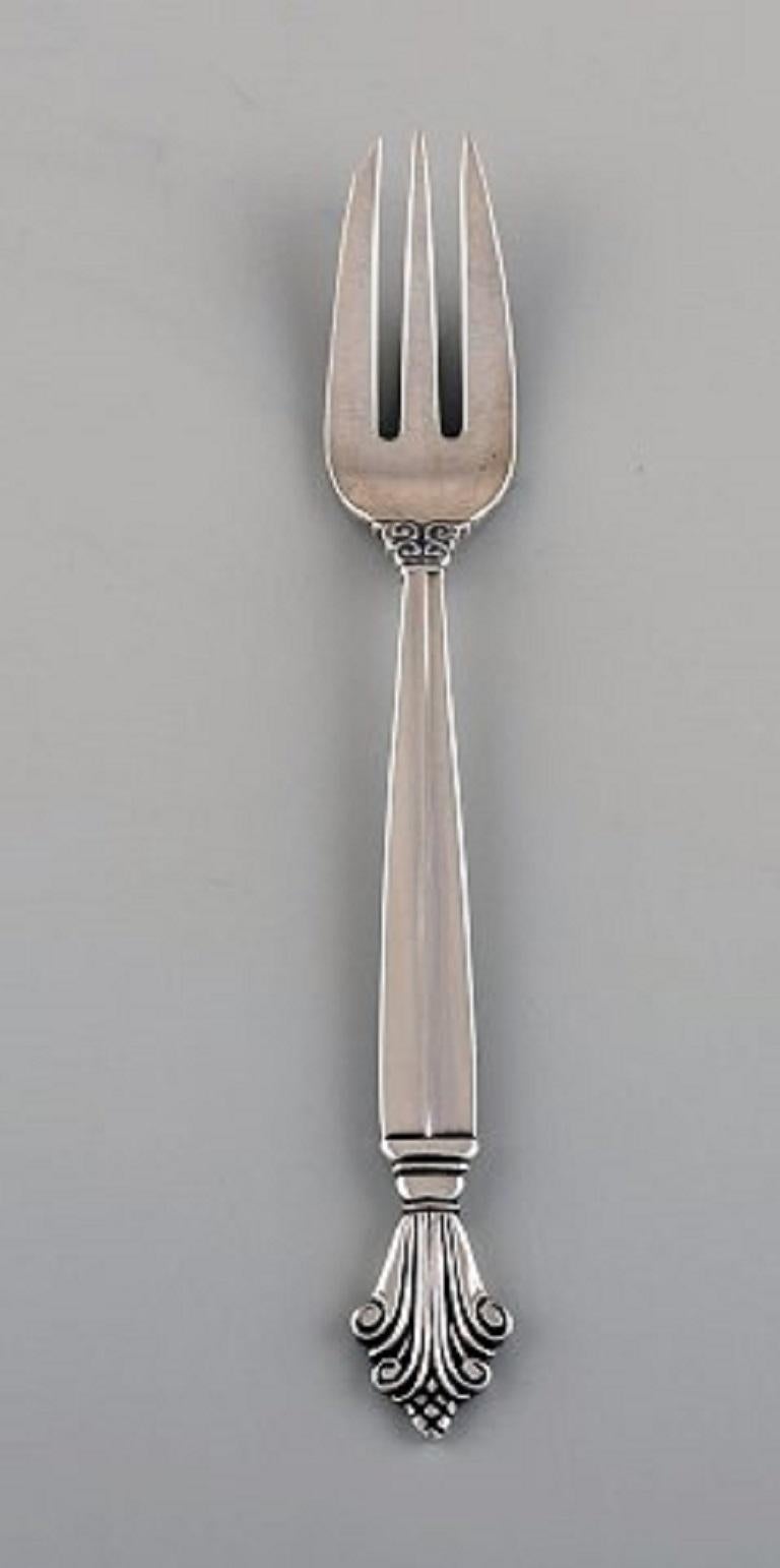 Four Georg Jensen Acanthus pastry forks in sterling silver, 1920s
Measures: Length 14.2 cm.
Stamped.
In excellent condition.
Our skilled Georg Jensen silversmith / jeweler can polish all silver and gold so that it appears as new. The price is