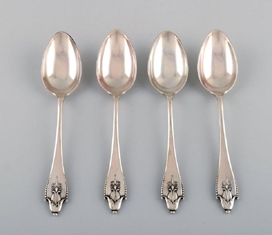 Four Georg Jensen Akkeleje dessert spoons in silver 830. Dated 1920.
Length: 17 cm.
Stamped.
In excellent condition.
Our skilled Georg Jensen silversmith / goldsmith can polish all silver and gold so that it looks like new. The price is very