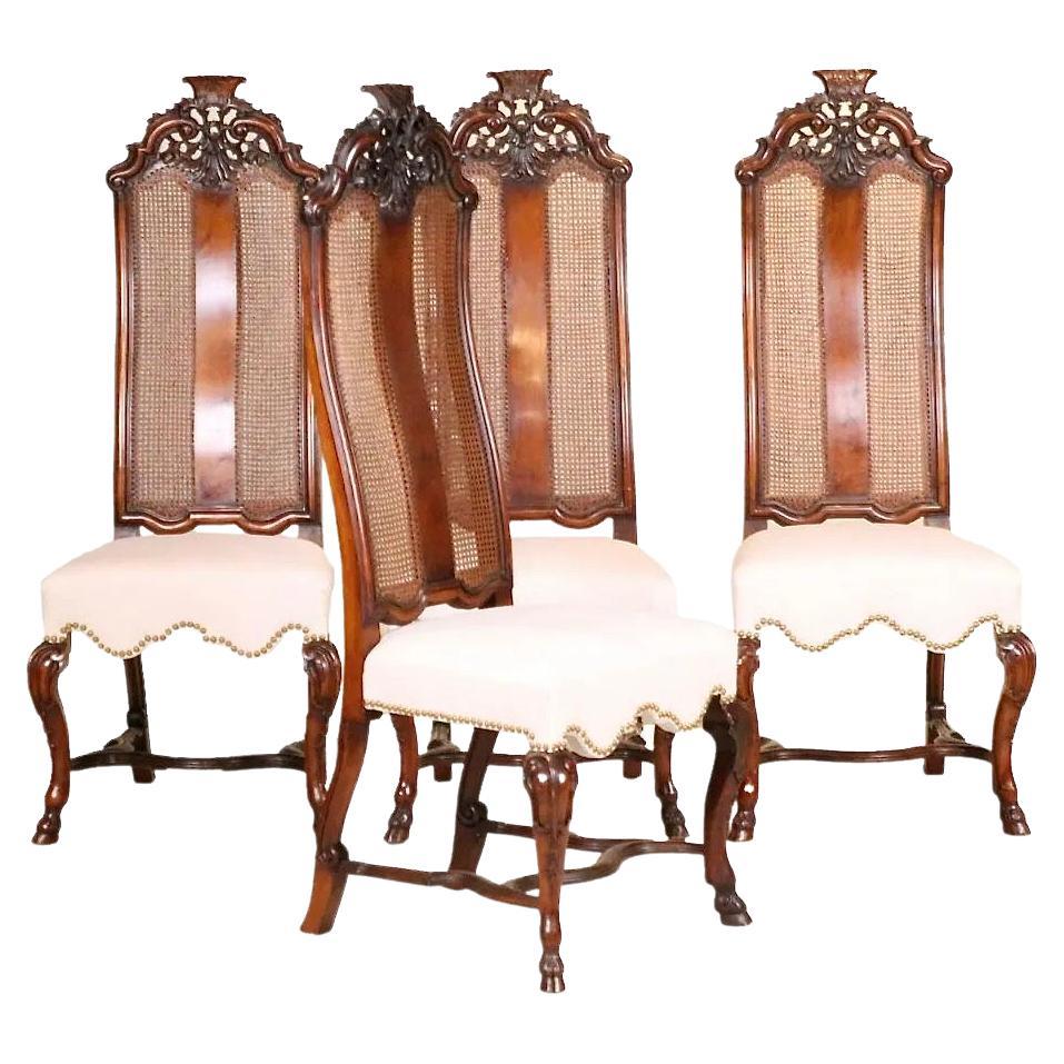Vier Nussbaumstühle aus dem 18. Jahrhundert
