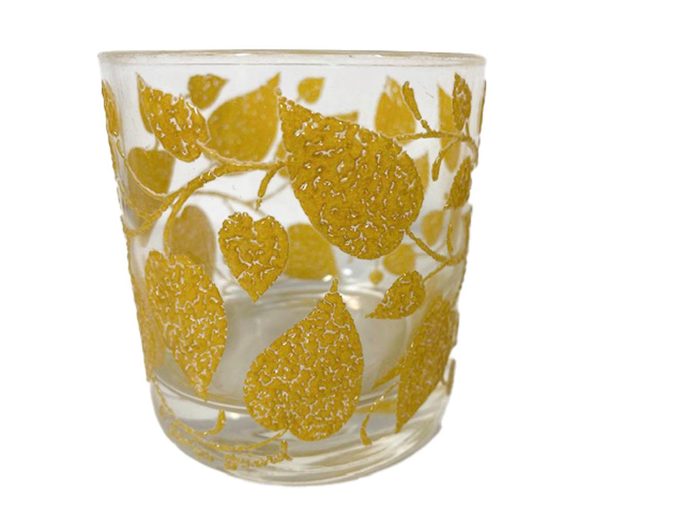 Quatre verres à pied vintage conçus par Georges Briard, décorés de vignes et de feuilles en forme de cœur en émail texturé jaune en relief créant un effet 