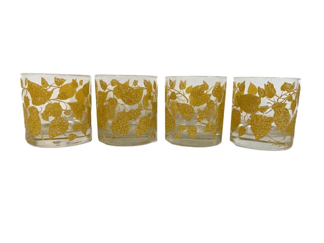 Quatre verres Rocks de Georges Briard avec vignes en cuir émaillé jaune texturé et rehaussé de brun Bon état - En vente à Nantucket, MA