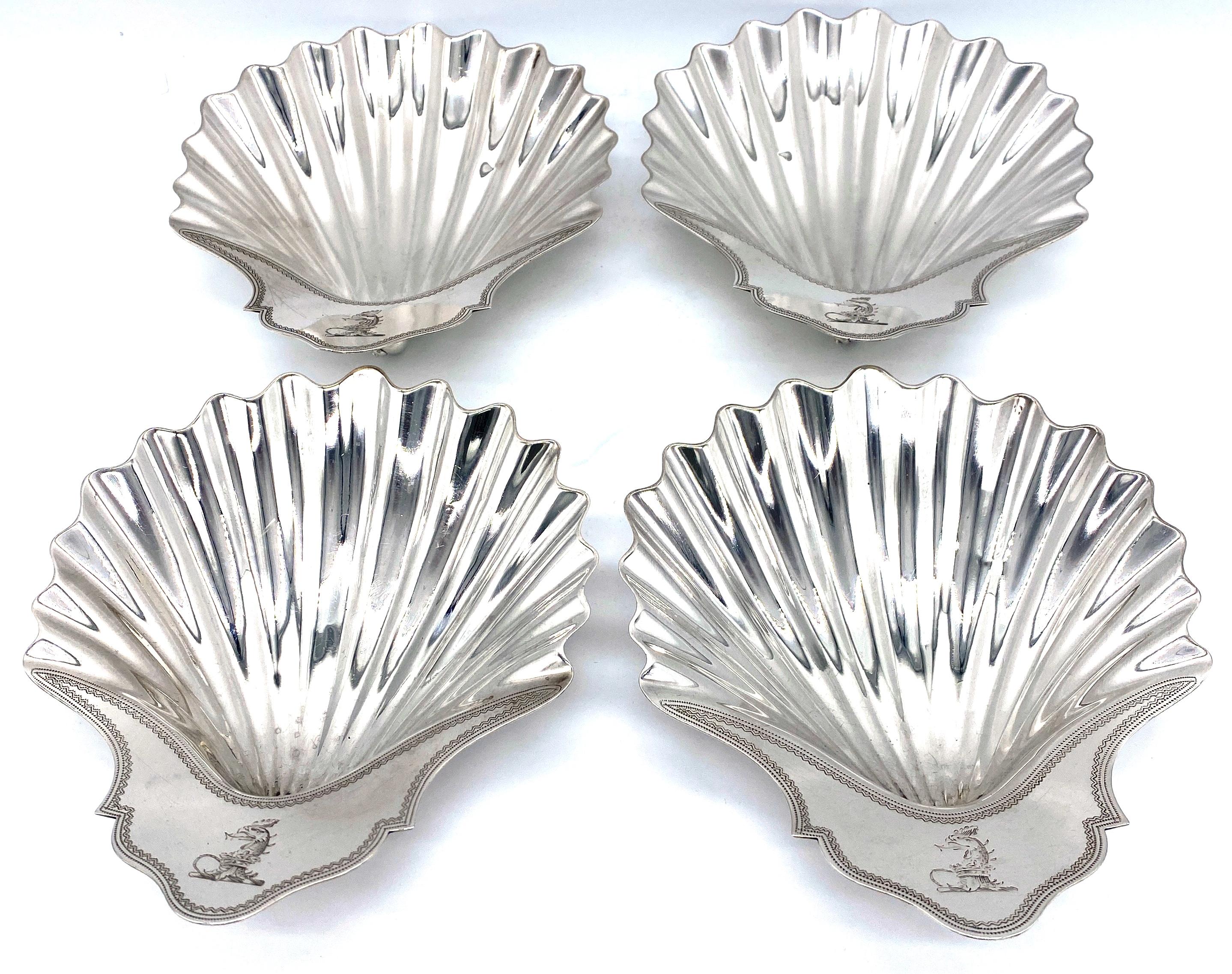 Cuatro platos georgianos con forma de concha, William Plummer, Londres, 1791

William Plummer, Londres, 1791

Raro y exquisito juego de cuatro platos georgianos de concha con escudo de armas de plata de ley, obra del célebre platero William Plummer