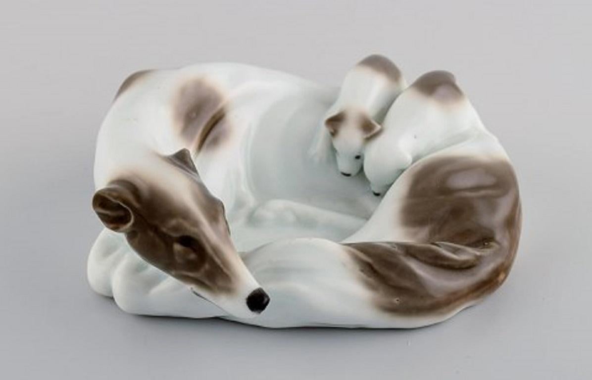 Quattro statuette in porcellana tedesca, Terrier e Levriero con cuccioli, anni '60 In condizioni ottime a Copenhagen, DK