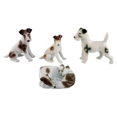 Quatre figurines en porcelaine allemande, terrier et lévrier avec chiens, années 1960