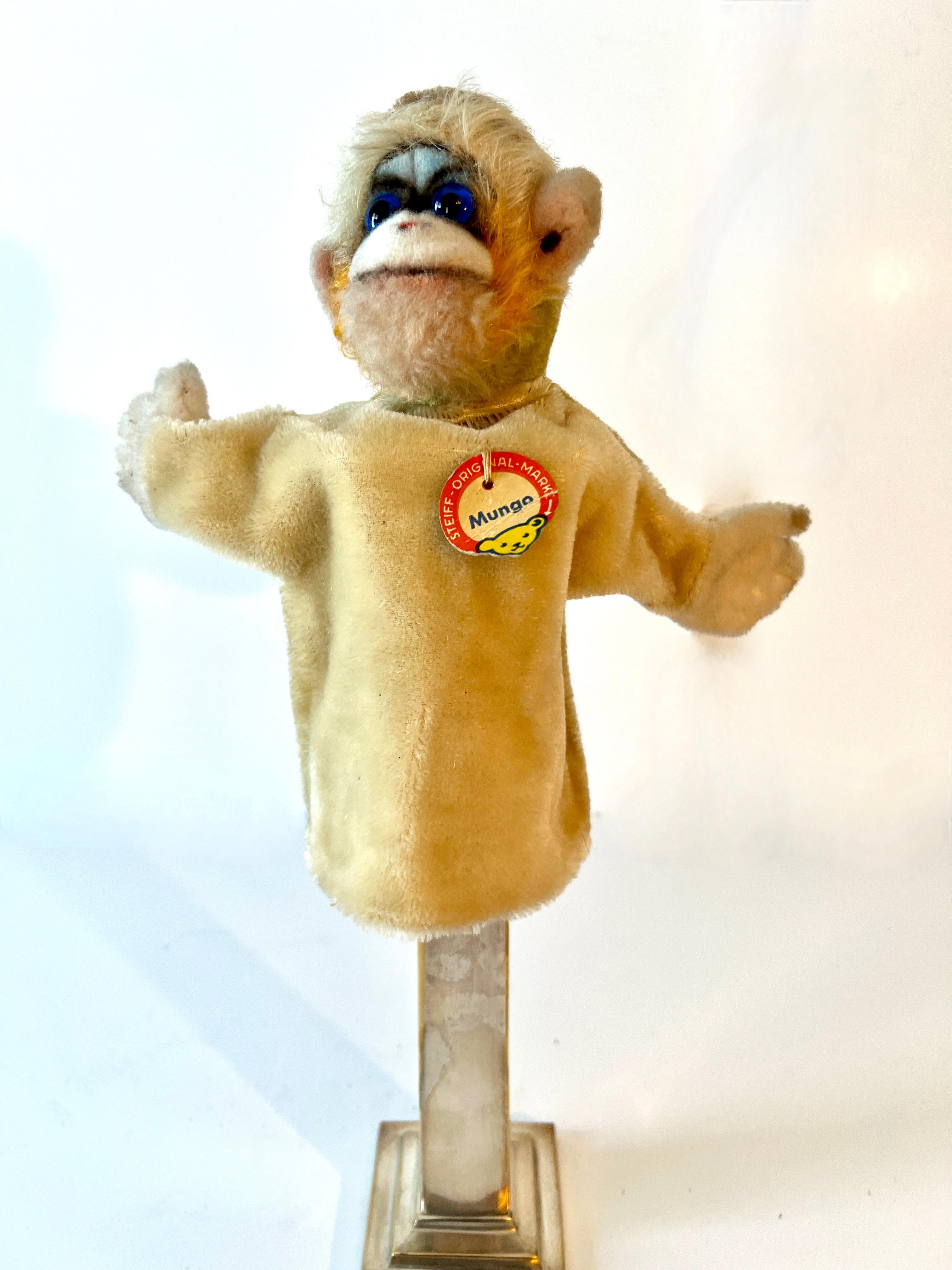 Set di quattro pupazzi a mano dell'iconico produttore di peluche Steiff.  I pupazzi sono tutti in ottime condizioni, senza strappi, macchie o danni.  Funzionano benissimo, ma possono anche essere esposti in gruppi su stand personalizzati e pronti