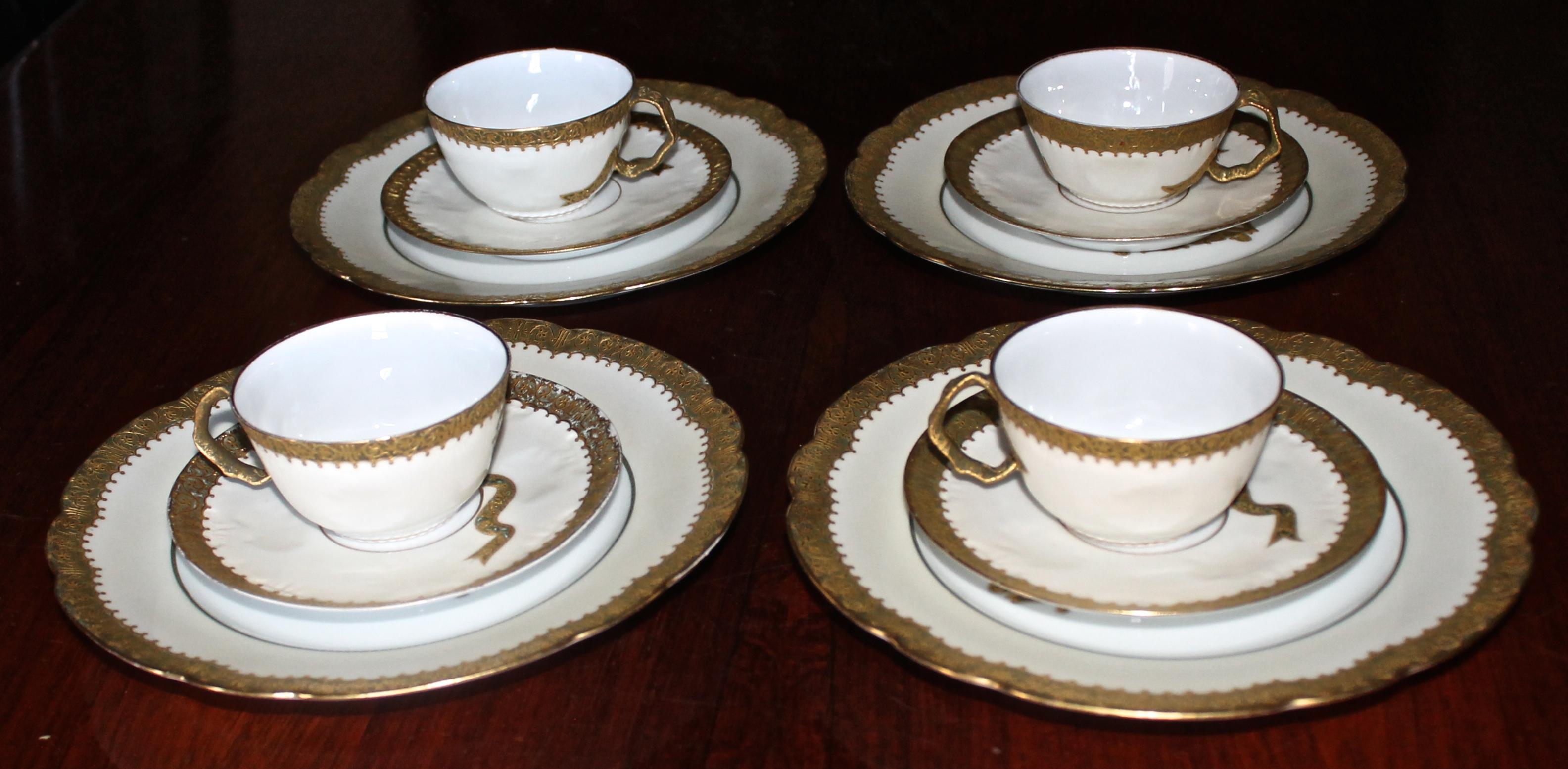 Cada servicio se compone de una taza, un platillo y un plato de postre. 12 piezas en total. Todo pintado a mano en oro de 24 qt. por la firma parisina Mansard c. 1890. Lo más probable es que sean de Sevres. Las asas de las tazas son preciosas cintas
