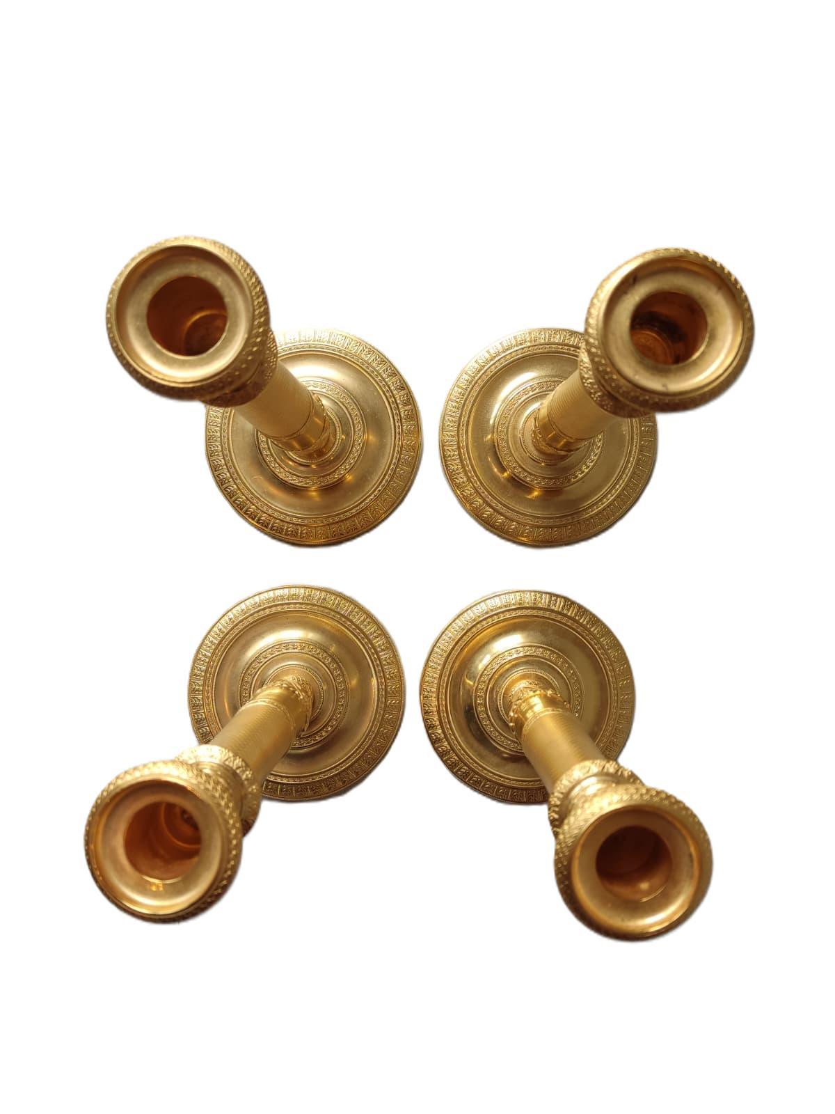 Quattro candelieri francesi dorati dell'inizio del XIX secolo In condizioni buone in vendita a Dresden, DE