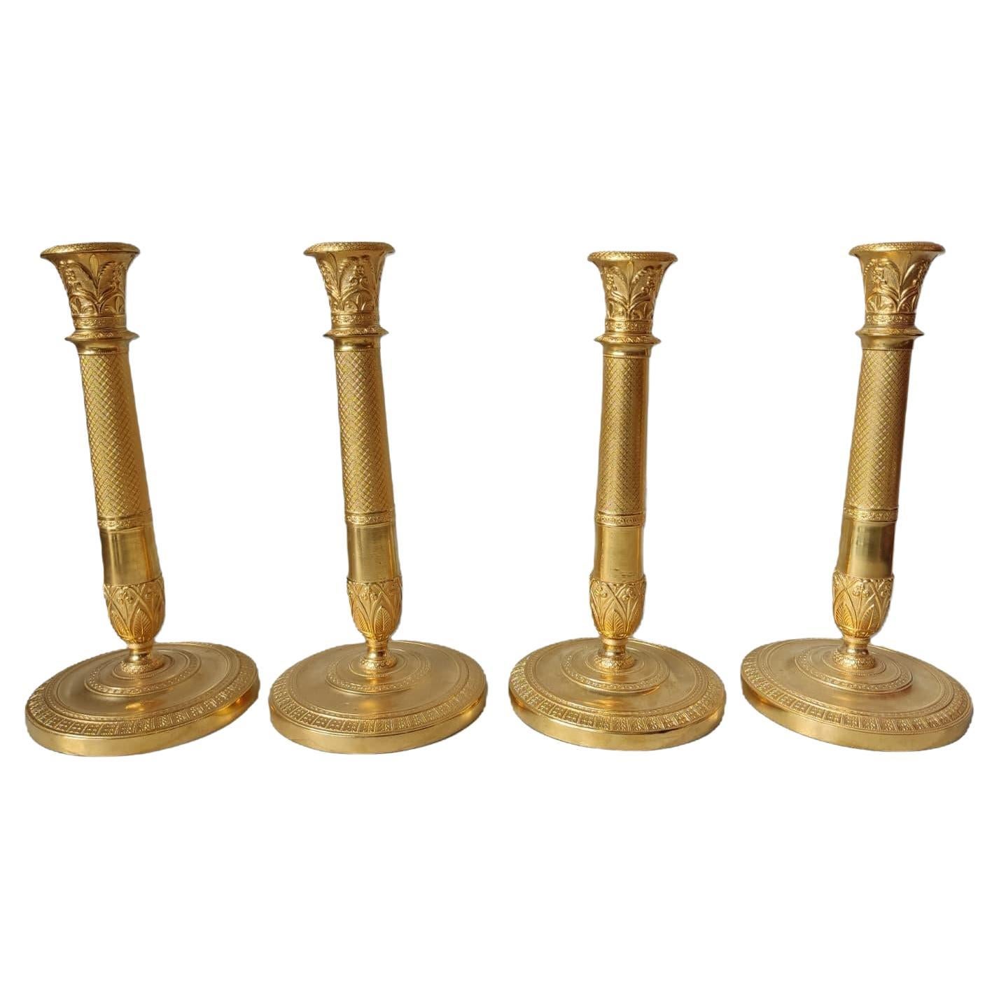 Quattro candelieri francesi dorati dell
inizio del XIX secolo