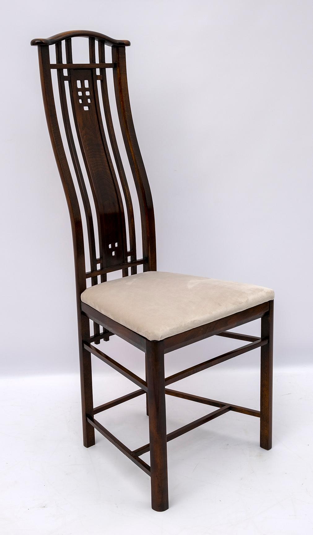 Diese vier Stühle wurden von der berühmten italienischen Firma Giorgetti hergestellt, die vier Stühle sind aus gebeizter Buche, mit einer hohen Rückenlehne, die Polsterung wurde mit elfenbeinfarbenem Samt neu bezogen. Das Set wurde mit Schellack