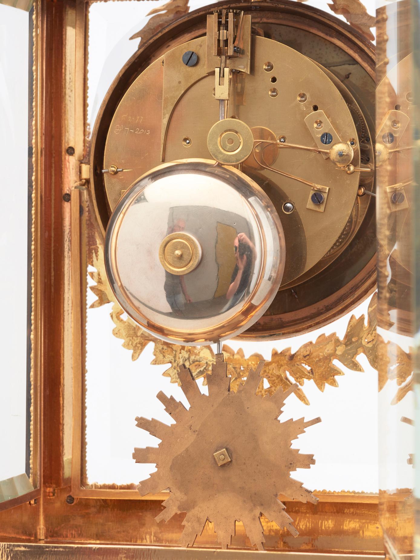 La haute qualité joliment  de magnifiques bronzes dorés sur le boîtier en combinaison avec le charmant cadran multicolore  L'élégant boîtier rectangulaire à quatre glaces est d'une taille très appréciée. Le mouvement à crémaillère de 8 jours est
